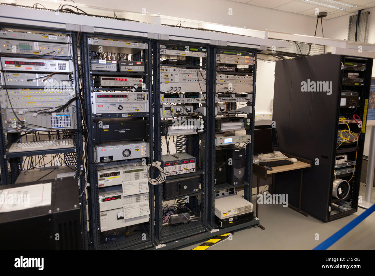 Des ordinateurs reliés à l'horloge atomique au NPL et autres horloges atomiques. National Physical Laboratory, Teddington. UK. Banque D'Images
