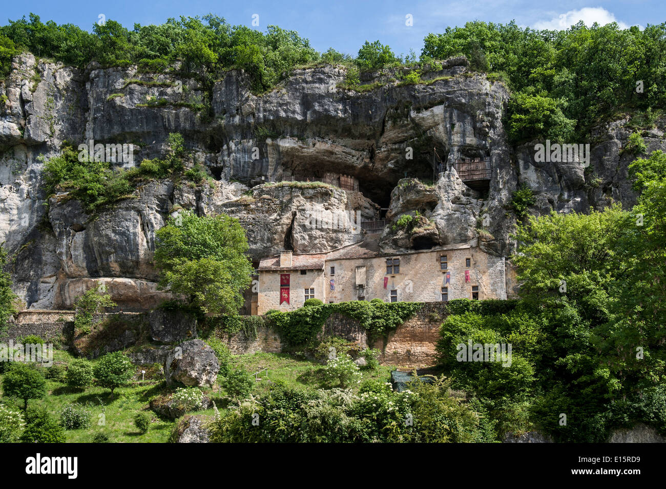 Maison Forte de Reignac, manoir fortifié construit en roche, Tursac, Dordogne, Aquitaine, France Banque D'Images