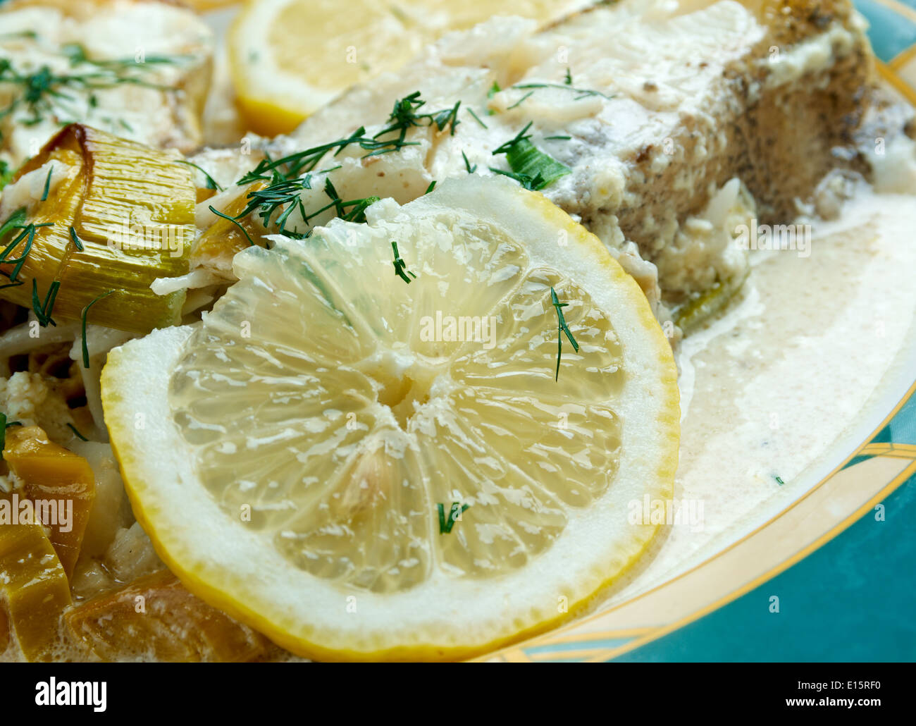 Flétan noir dans la crème de citron. servi avec légumes frais, citron Banque D'Images