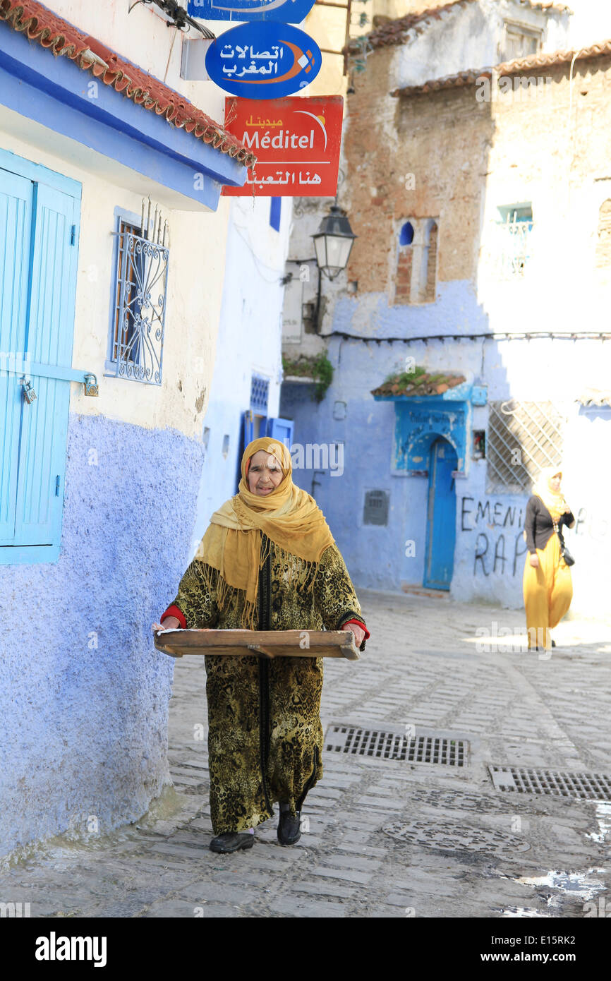 Vieilles femmes portant le costume traditionnel à Chefchaouen au Maroc Banque D'Images