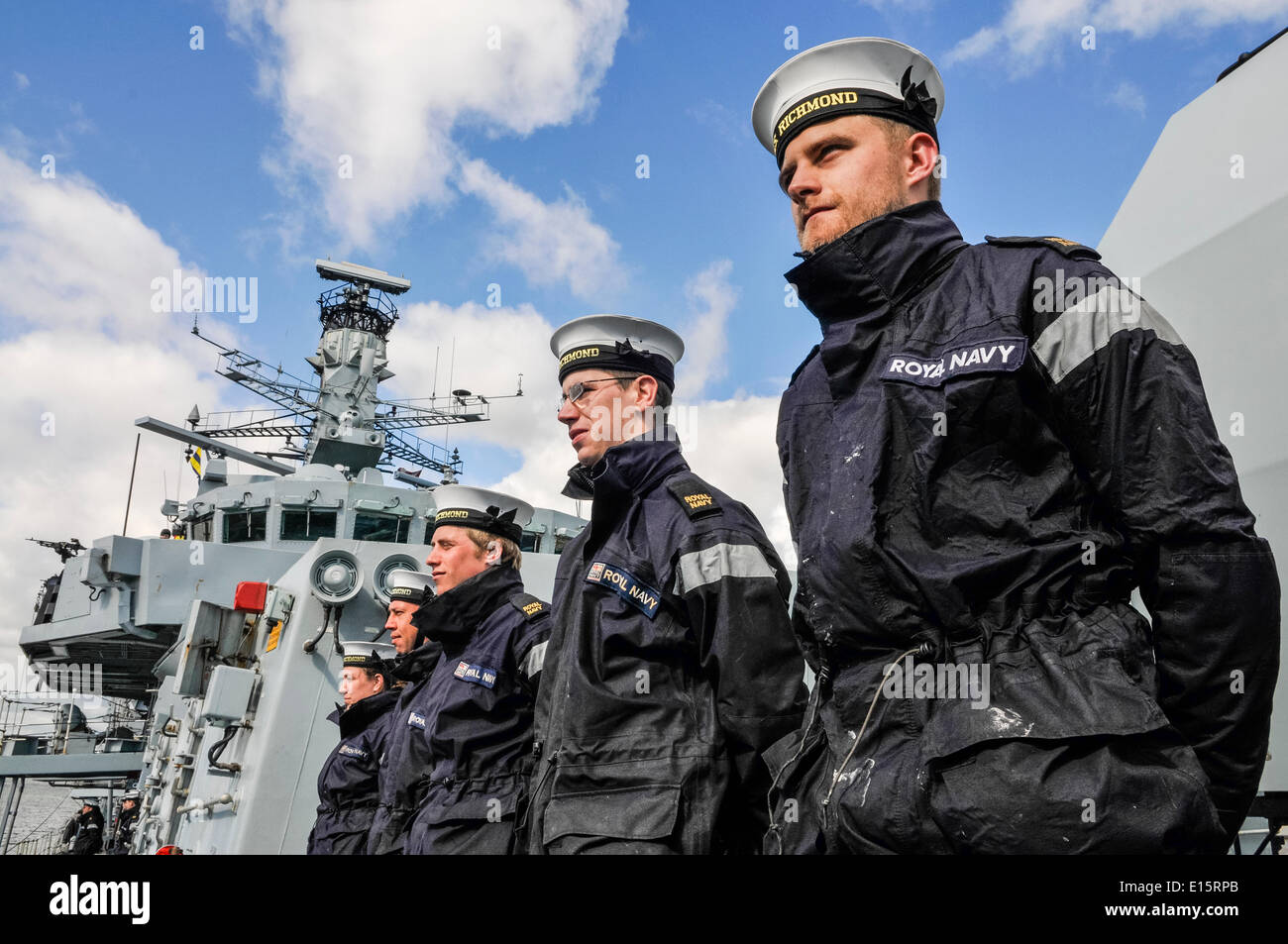 Belfast, Irlande du Nord. 23 mai 2014 - stand à l'attention des marins de la Marine royale en tant que Frégate Type 23, HMS Richmond, navigue dans Belfast Crédit : Stephen Barnes/Alamy Live News Banque D'Images
