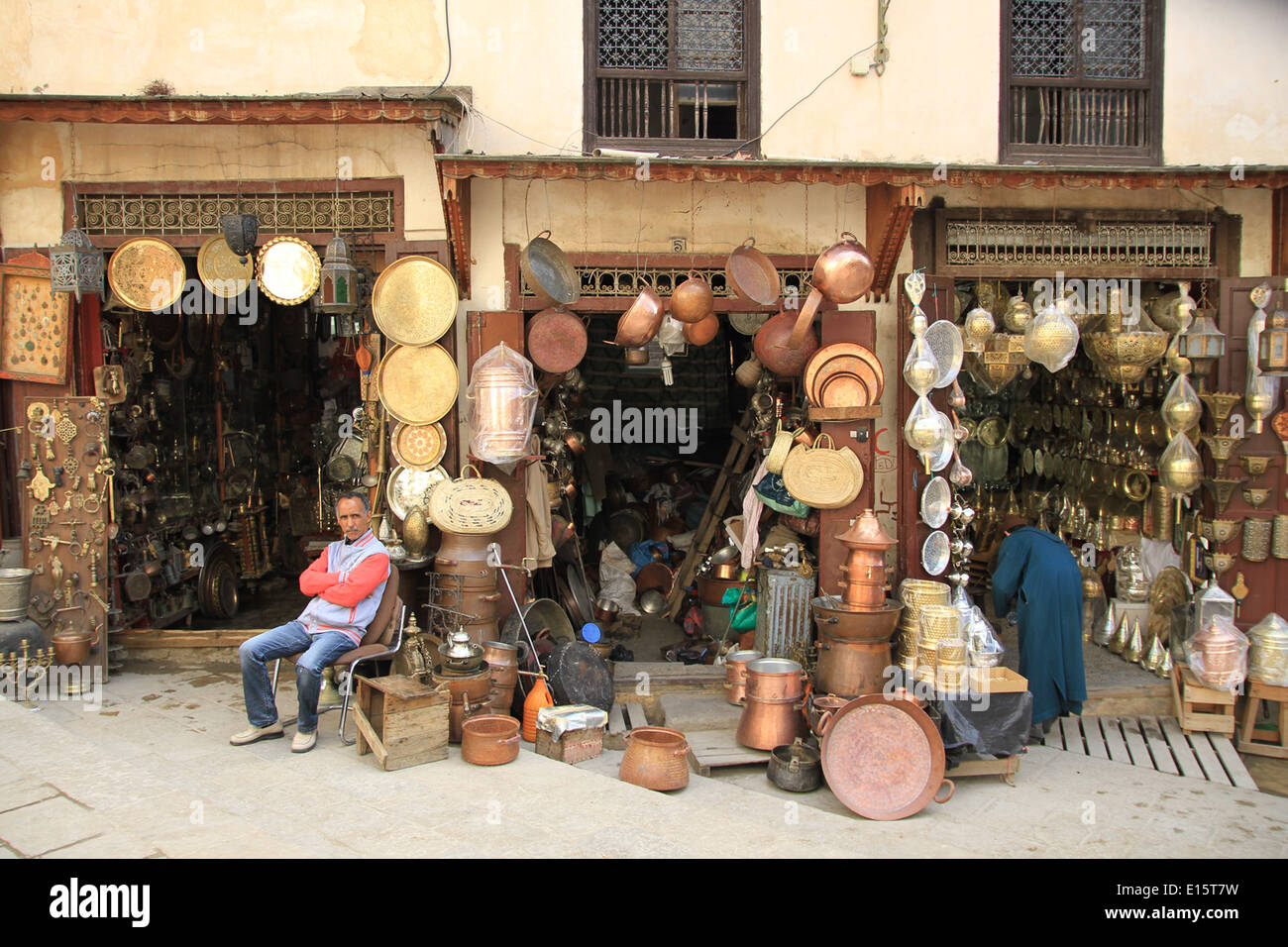 L'homme traditionnel marocain dans un magasin de souvenirs dans la ville de Fes Banque D'Images