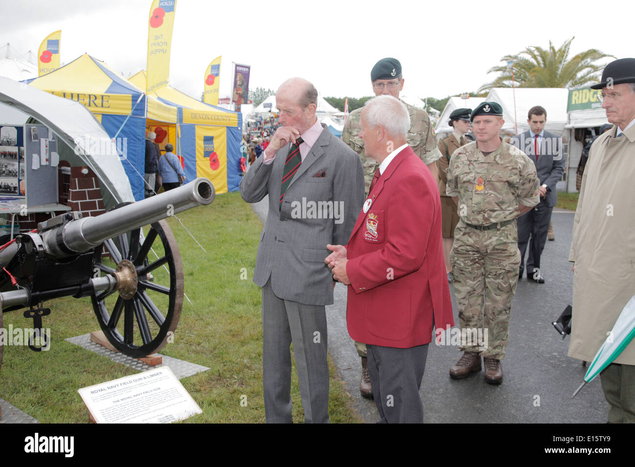 Duc de Kent visite royale Devon County Show Exeter UK Le canon naval Devonport stand Association Banque D'Images