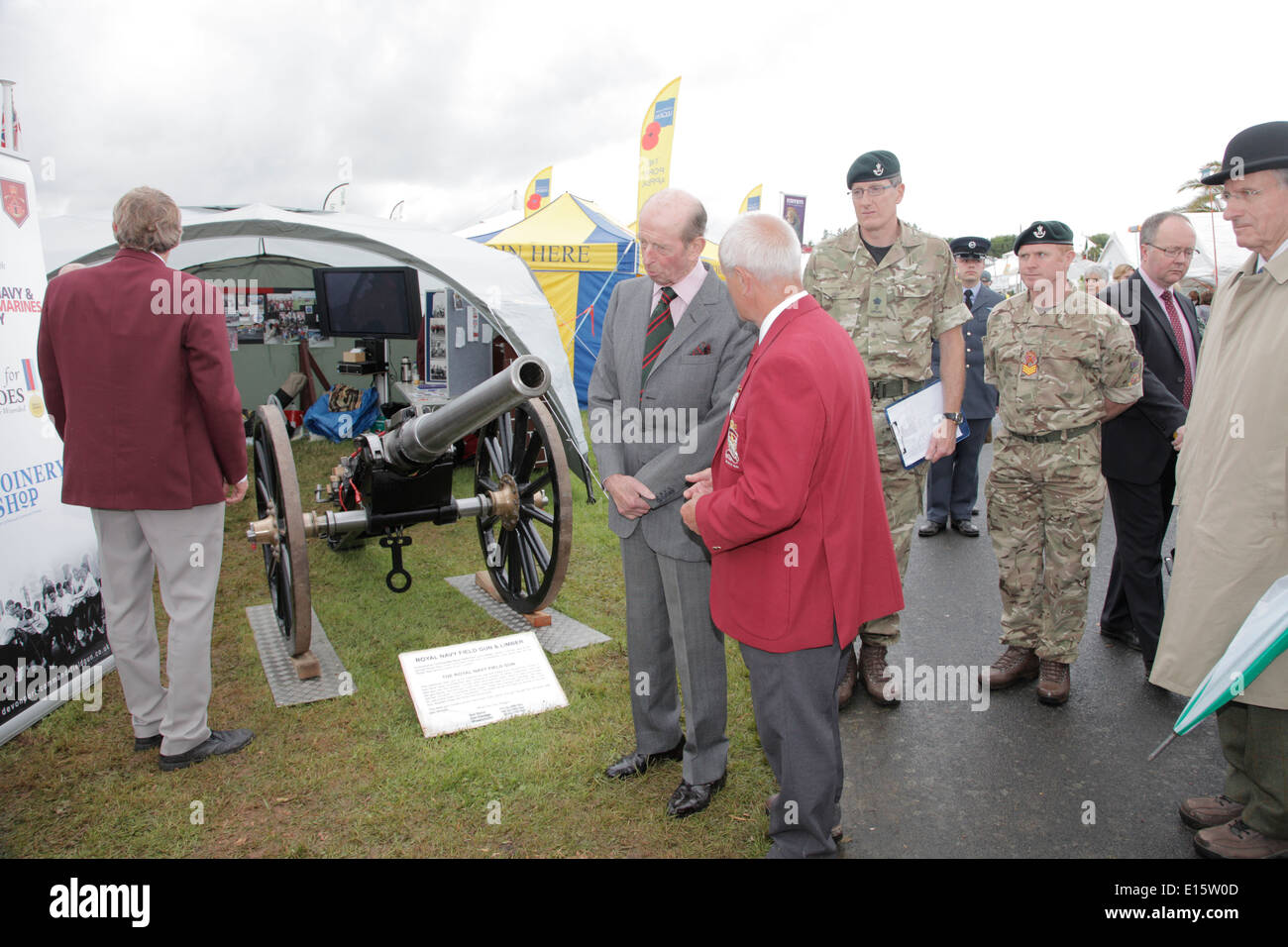 Duc de Kent visite royale Devon County Show Exeter UK Le canon naval Devonport stand Association Banque D'Images