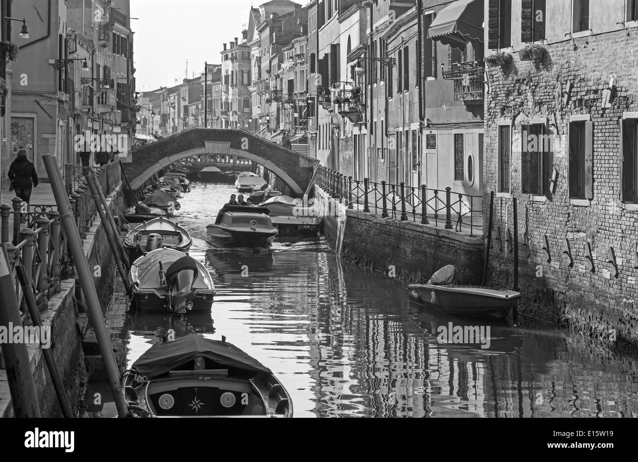 Venise, Italie - 14 mars 2014 : Fundamenta et canal Rio di Santa Anna en lumière du soir Banque D'Images