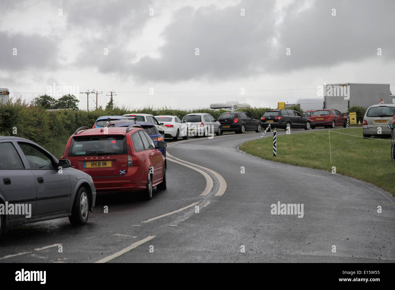 Le trafic entrant dans la file d'attente de Westpoint Arena Showground parking pour Devon County Show Exeter UK 2014 Banque D'Images