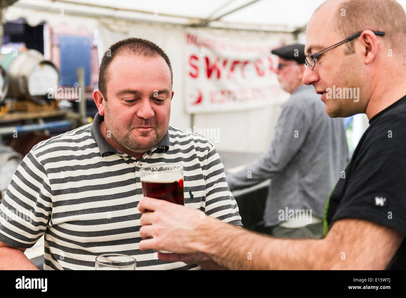 Stock, Essex. 23rd mai 2014. Deux vrais fans de bière goûtent une pinte de bière le jour de l'ouverture du FESTIVAL DE LA BIÈRE HOOP, au cours des vingt dernières années, le festival de la bière Hoop à stock Village est devenu un événement annuel, attirant de sérieux amateurs de bière qui aiment aussi loin que la Norvège et l'Australie. Photographe : Gordon Scammell/Alay Live News Banque D'Images