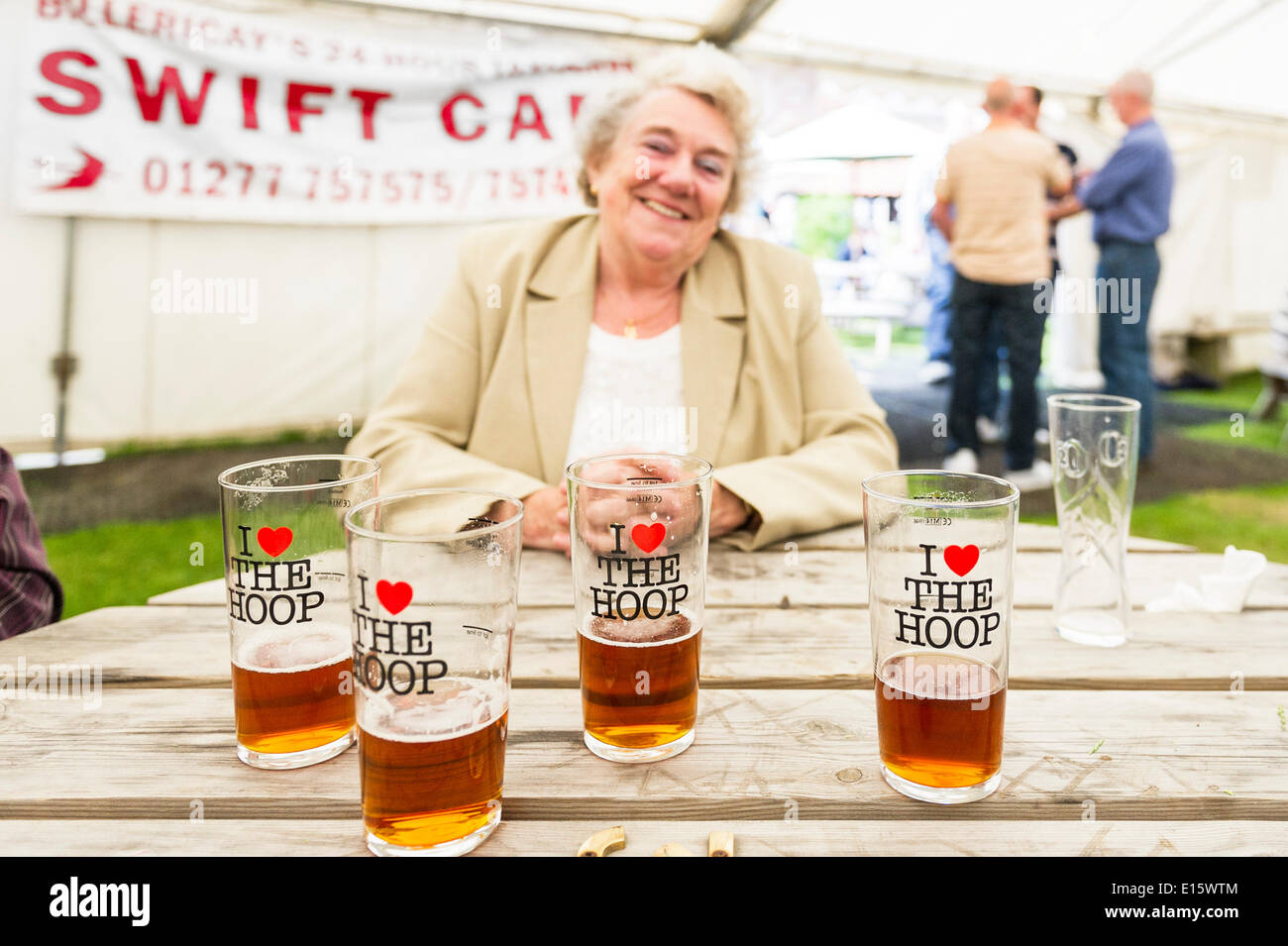 Stock, Essex. 23 mai, 2014. Pat Crosby de Senlis est une vraie bière et du ventilateur est un visiteur régulier le jour de l'ouverture de la FÊTE DE LA BIÈRE du cerceau, les plus célèbres d'Essex pub beer festival. Au cours des vingt dernières années, le cerceau, la fête de la bière en stock Village est devenu un événement annuel, dessin de graves on dîne bière folk. Photographe : Gordon 1928/Alamy Live News Banque D'Images