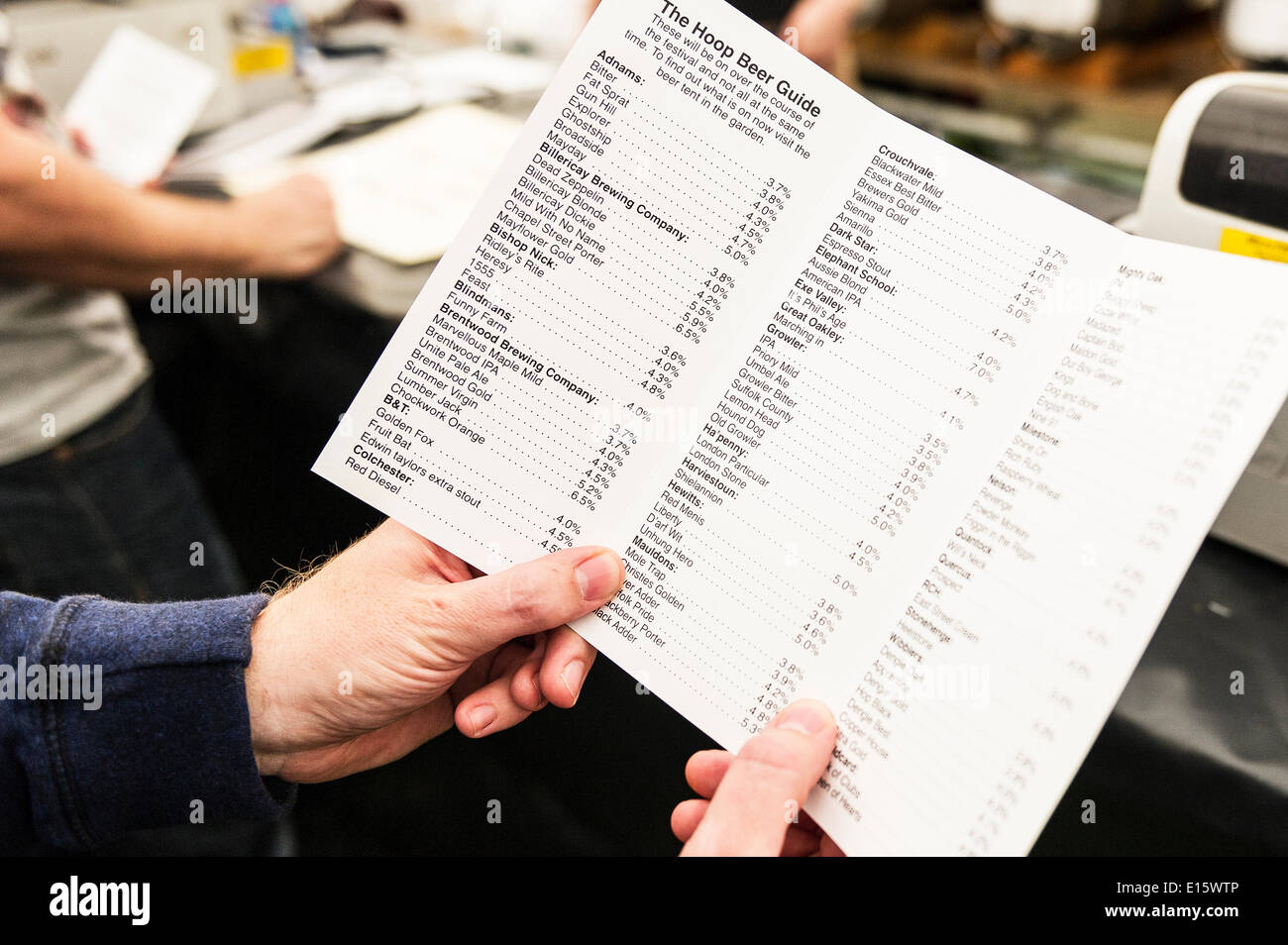 Stock, Essex. 23 mai, 2014. Un ventilateur real ale parcourt une liste de bières disponibles le jour de l'ouverture de la FÊTE DE LA BIÈRE du cerceau, les plus célèbres d'Essex pub beer festival. Au cours des vingt dernières années, le cerceau, la fête de la bière en stock Village est devenu un événement annuel, dessin de graves on dîne bière folk. Photographe : Gordon 1928/Alamy Live News Banque D'Images