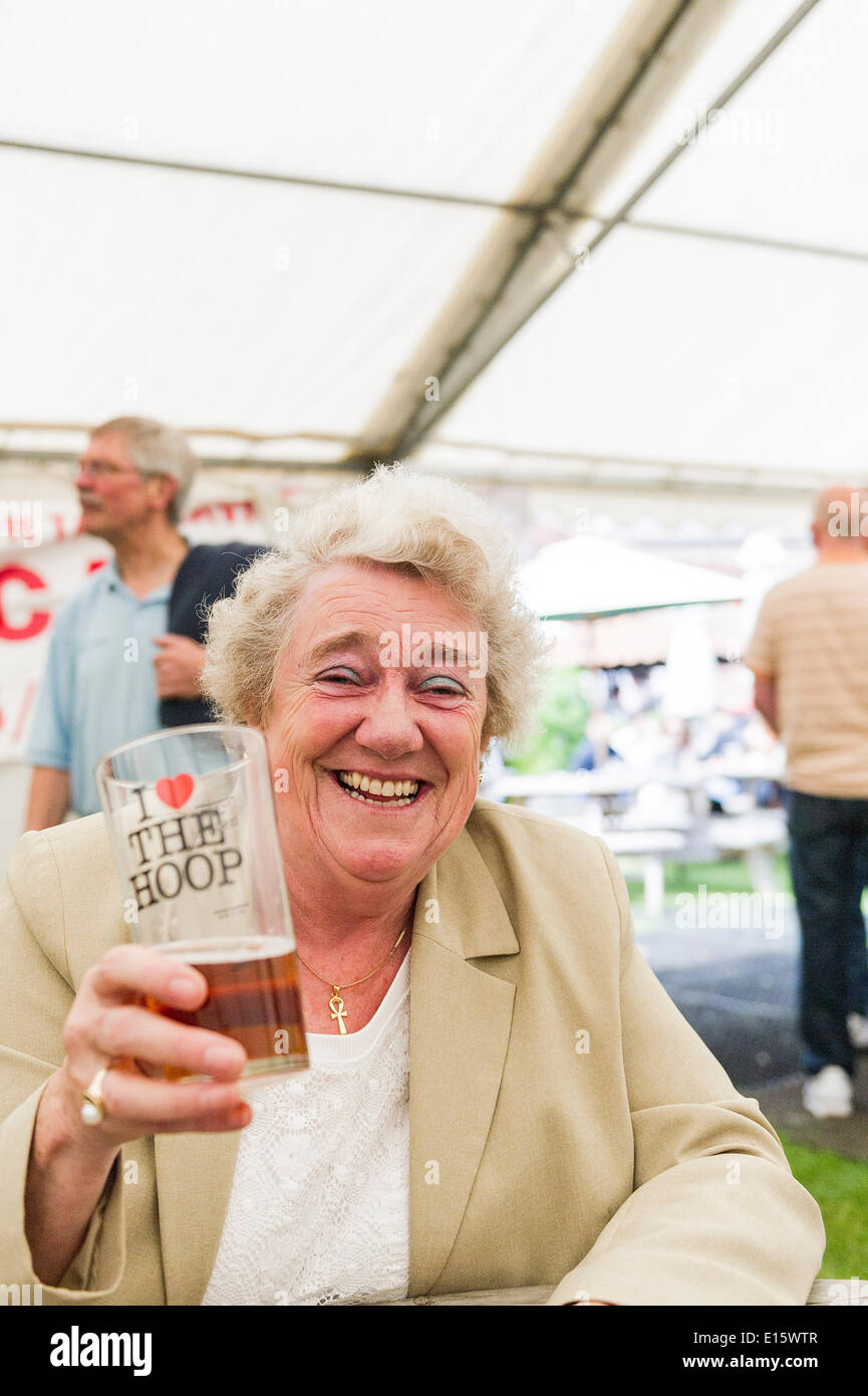 Stock, Essex. 23 mai, 2014. Pat Crosby de Senlis est une vraie bière et du ventilateur est un visiteur régulier le jour de l'ouverture de la FÊTE DE LA BIÈRE du cerceau, les plus célèbres d'Essex pub beer festival. Au cours des vingt dernières années, le cerceau, la fête de la bière en stock Village est devenu un événement annuel, dessin de graves on dîne bière folk. Photographe : Gordon 1928/Alamy Live News Banque D'Images