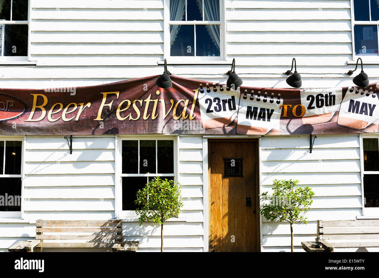 Stock, Essex. 23 mai, 2014. Une bannière publicitaire de la HOOP BEER FESTIVAL, le plus célèbre d'Essex beer festival fixé à l'avant du Hoop Pub. Au cours des vingt dernières années, le cerceau, la fête de la bière en stock Village est devenu un événement annuel, dessin de graves beer folk on dîne d'aussi loin que la Norvège et l'Australie. Photographe : Gordon 1928/Alamy Live News Banque D'Images