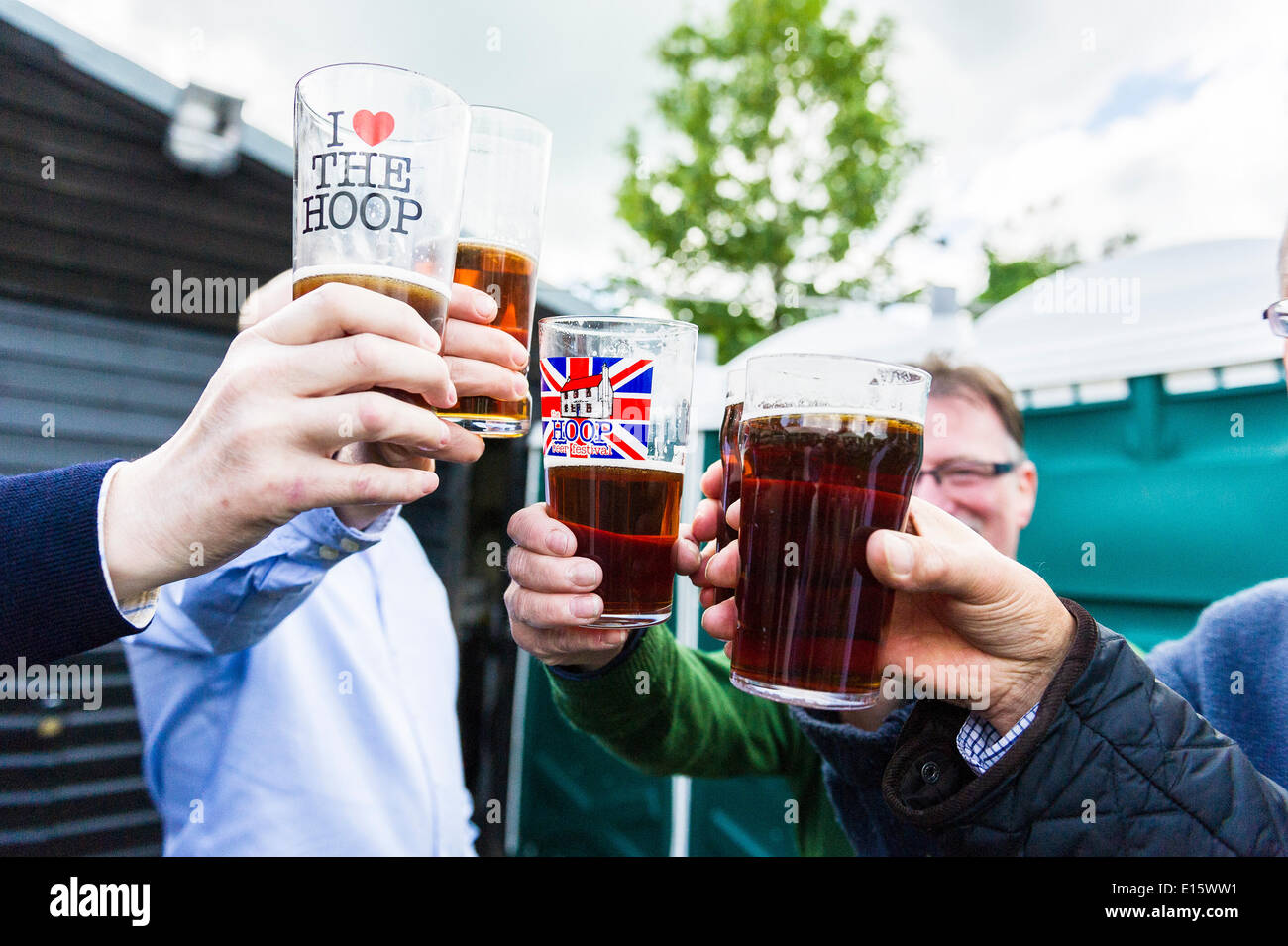 Stock, Essex. 23 mai, 2014. La real ale fans célèbrent le jour de l'ouverture de la FÊTE DE LA BIÈRE du cerceau, les plus célèbres d'Essex pub beer festival. Au cours des vingt dernières années, le cerceau, la fête de la bière en stock Village est devenu un événement annuel, dessin de graves on dîne bière folk. Photographe : Gordon 1928/Alamy Live News Banque D'Images