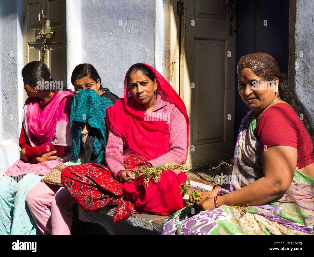 L'Inde, Rajasthan, Udaipur, Ghanta Ghar, les femmes la socialisation dans sunshine Banque D'Images