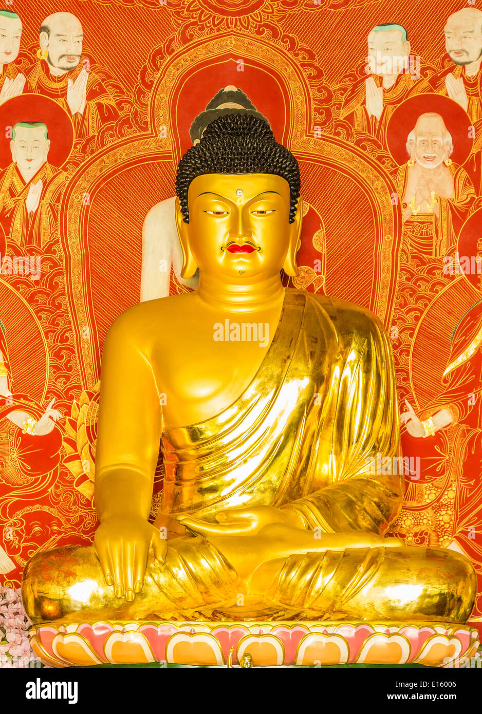 Un Bouddhiste Shakyamuni, chiffre qui représente la recherche de la vérité, dans le grand héros Hall of Mu Ryang Sa Temple sur Oahu, Hawaii Banque D'Images