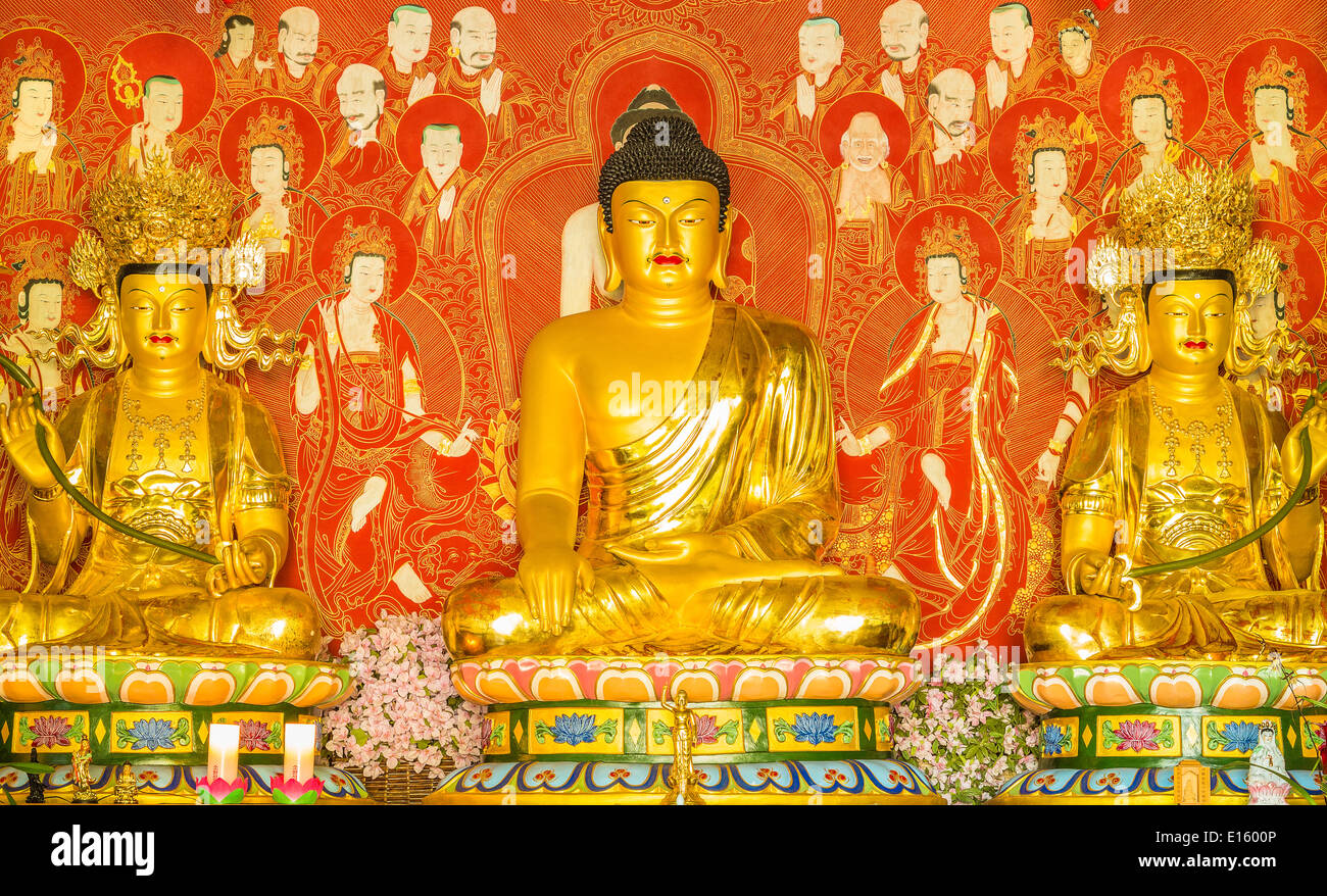 Trois chiffres représentant la vérité, d'intelligence et de sagesse, dans le grand héros Hall of Mu Ryang Sa Temple sur Oahu, Hawaii Banque D'Images