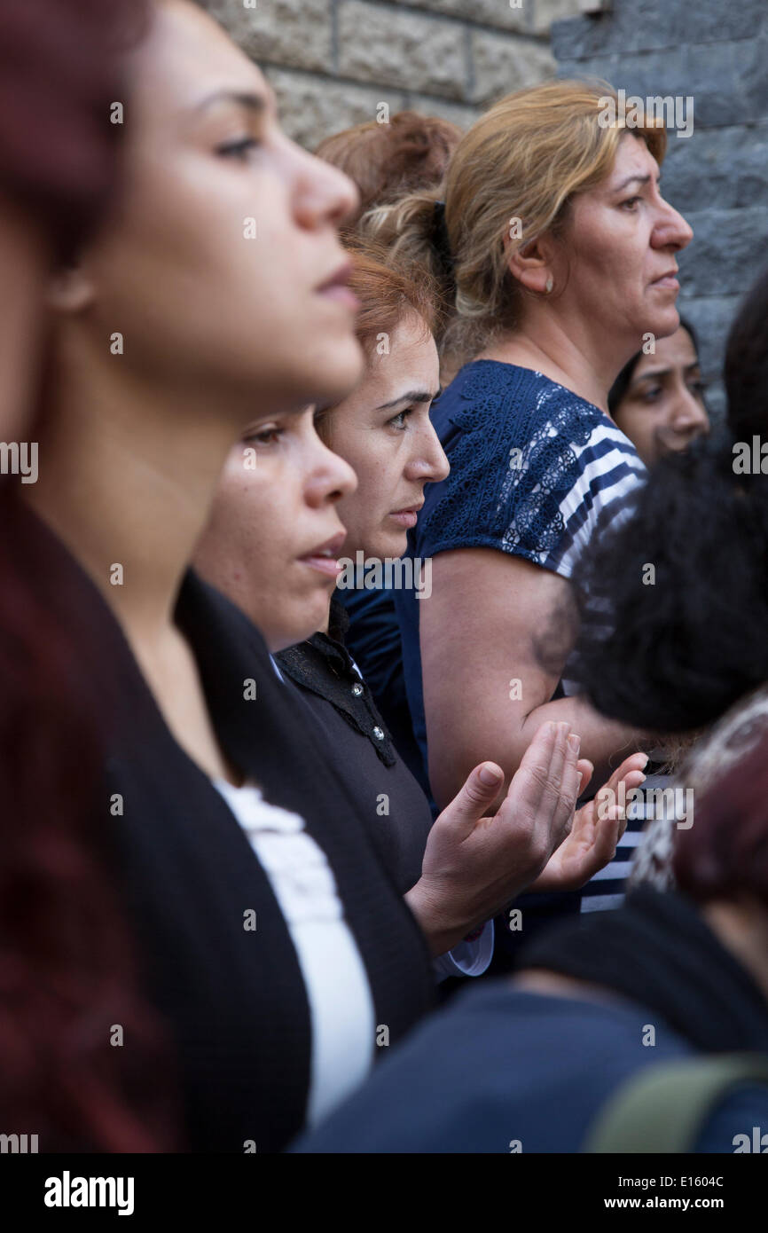 Istanbul, Turquie. 23 mai, 2014. Des centaines d'assister aux funérailles de Ugur Kurt, un témoin civil tué par la police lors de manifestations d'hier dans le quartier d'Istanbul, Okmeydani tumultueuse. Le quartier, très peuplée par les Alevis (Allawite) est l'objet de renouvellement urbain, les habitants n'ont pas encore succomber à la pression des sociétés immobilières et de signer leurs propriétés de l'établissement. Credit : Bikem Ekberzade/Alamy Live News Banque D'Images