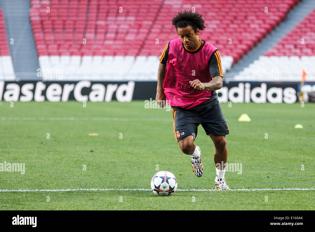 Lisbonne, Portugal. 23 mai, 2014. Le défenseur du Real Madrid, Marcelo (12), au cours de la session de formation ouverte du Real Madrid au stade de la Luz à Lisbonne, Portugal. Le Real Madrid et l'Atlético de Madrid conteste la finale de la Ligue des Champions le samedi 24 mai, 2014. Credit : Leonardo Mota/Alamy Live News Banque D'Images