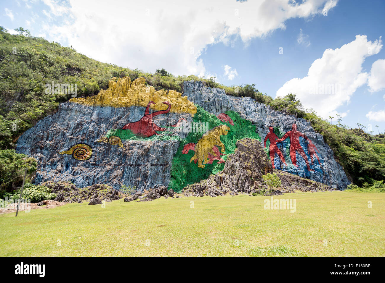 La murale de la préhistoire, qui est de 120 mètres de haut et 180 mètres de large, a été peint sur la pente de la colline. C'est un singulier rep Banque D'Images