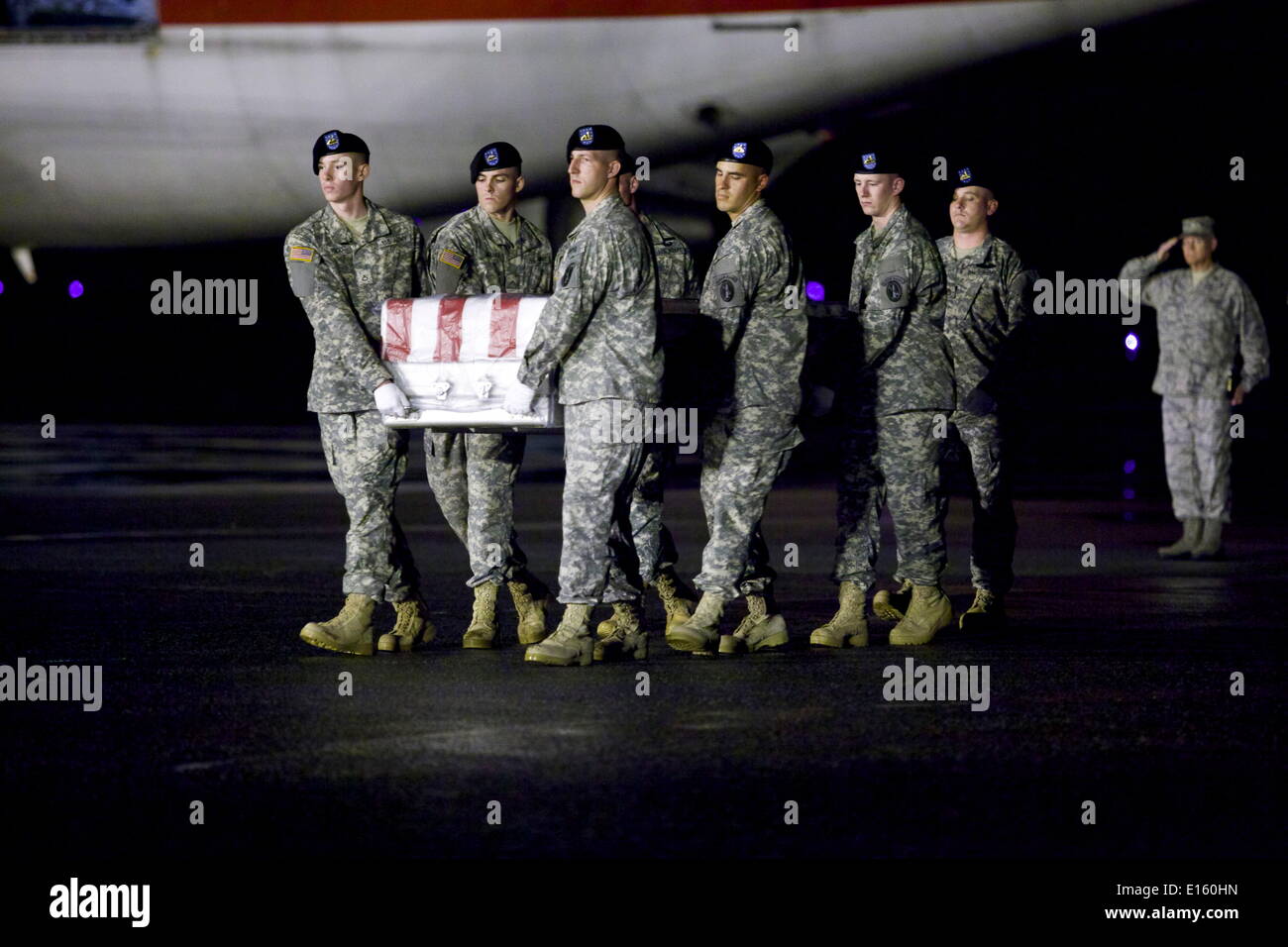 Fort Carson, Colorado, USA. 21 mai, 2014. Spec. Adrian M. Perkins, 19 ans, de Pine Valley en Californie, est mort le 17 mai, à Amman, en Jordanie, à partir d'une blessure non lié au combat. Il a été affecté au 1er Bataillon du 67e régiment de blindés, 2e Brigade Combat Team, 4e Division d'infanterie, de Fort Carson, Colorado. Les soldats de l'infanterie US 3d Regt. est venu à Dover Air Force Base pour effectuer les mouvements d'une solennelle du transfert digne tombé à Dover AFB. De plus, l'événement est toujours assister par un général de la direction générale du soldat, la dignité respectives transfert hôte, et d'un aumônier. La famille était à l'attention de Banque D'Images