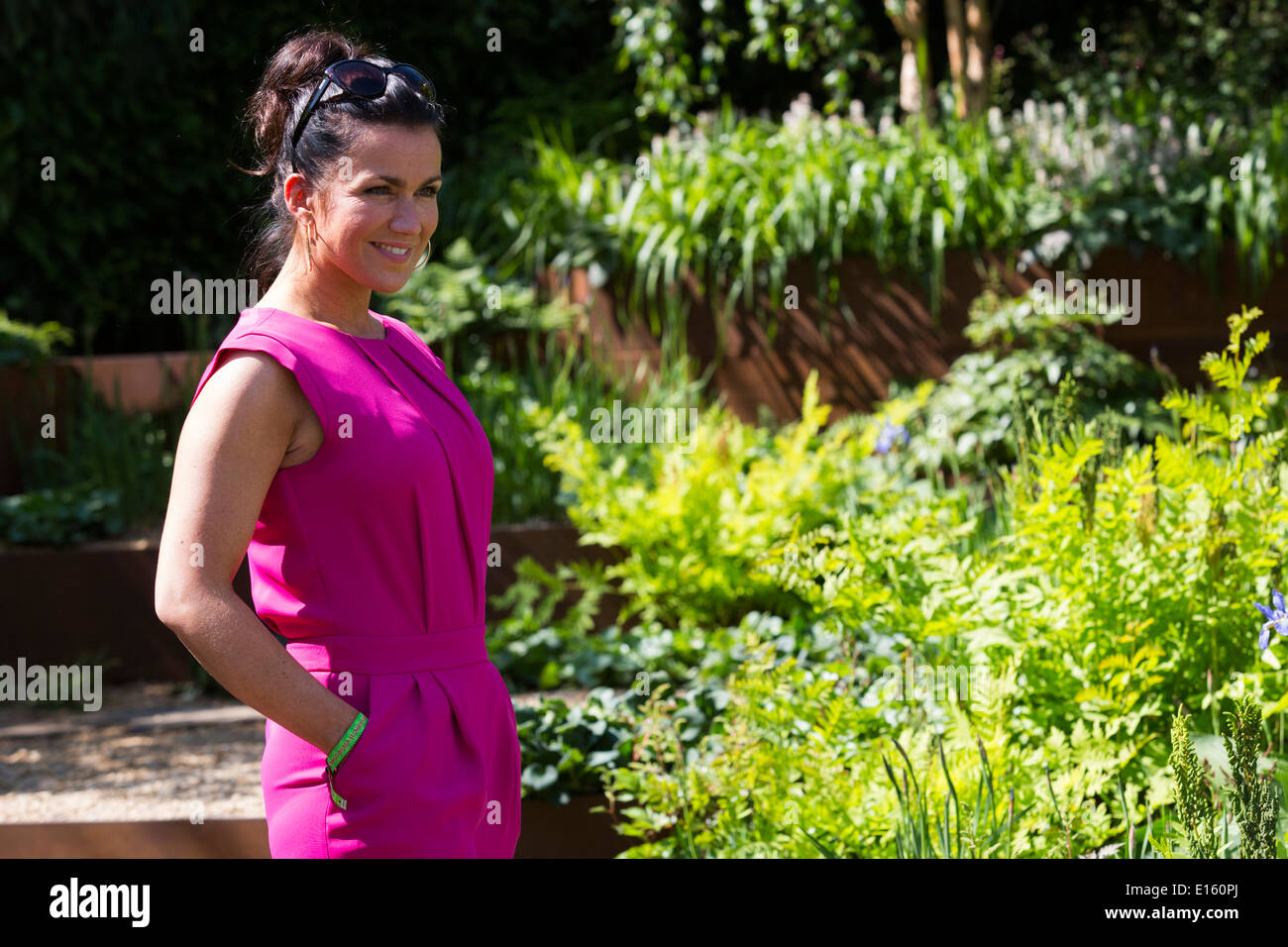 Susanna Reid dans le premier jardin tactile célébrant le travail de l'unité néonatale du St George's Hospital, Chelsea Flower Show Banque D'Images