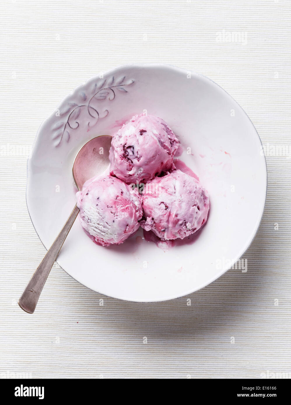 Dans un bol de crème glacée aux fraises Banque D'Images