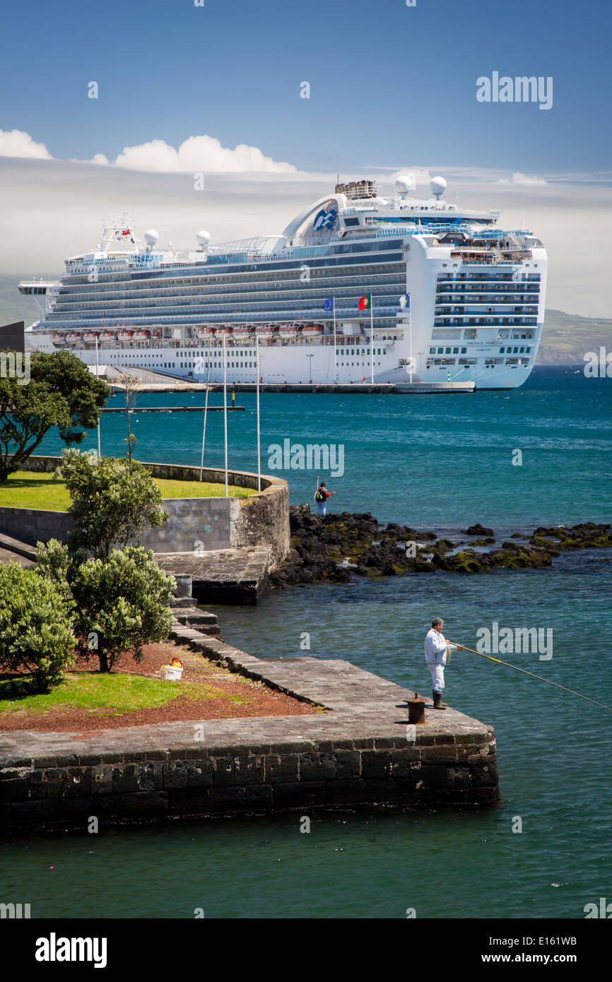 La pêche au large du quai à Ponta Delgada avec Princess Crusie navire au-delà, l'île de São Miguel, Açores, Portugal Banque D'Images