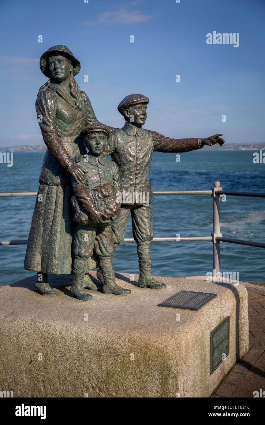 Annie Moore statue à Cobh, Irlande. À 15 ans, avec ses 2 frères ont été les premiers immigrants traitées à Ellis Island à New York Banque D'Images