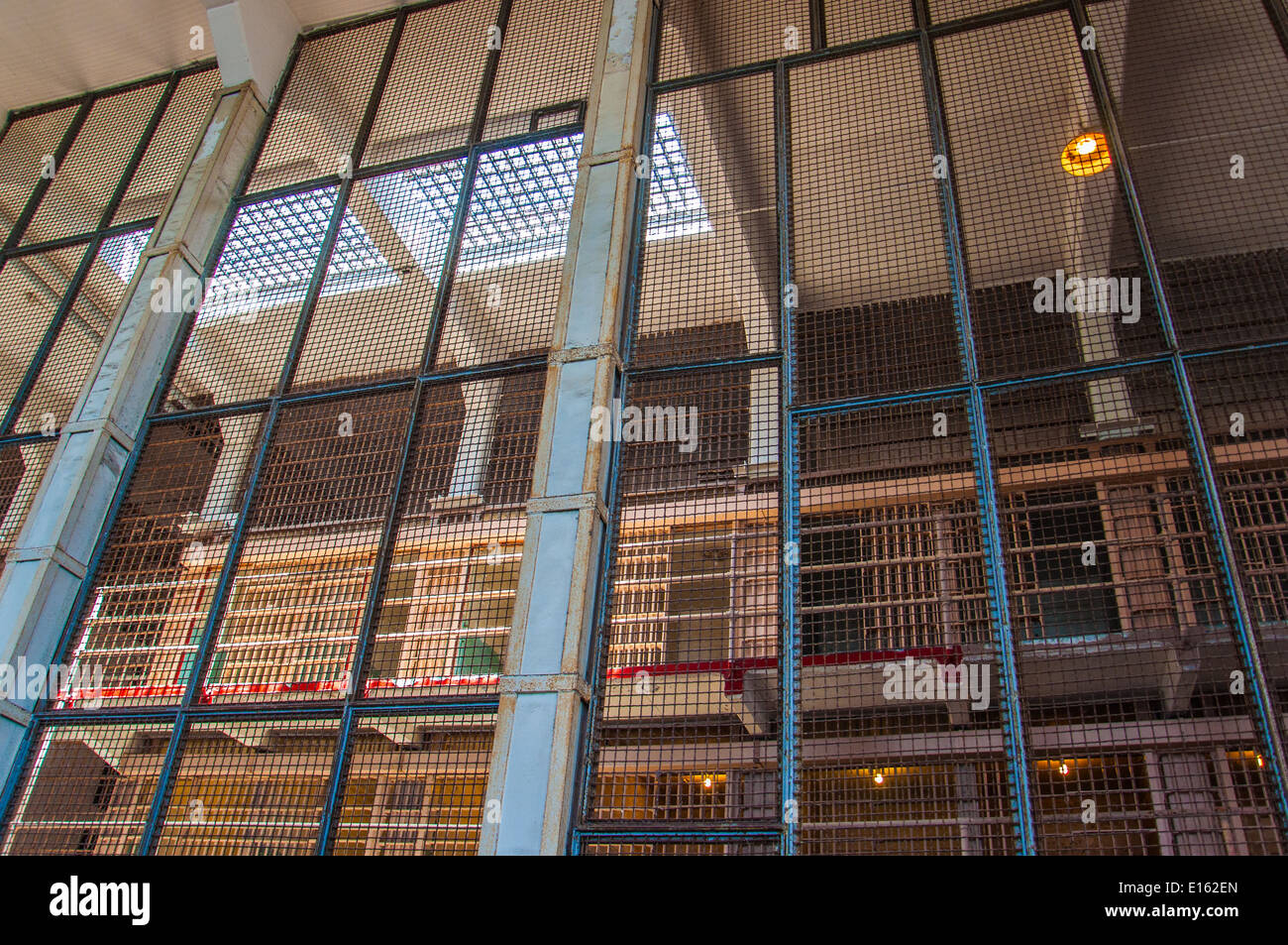 Cellgroup vue à travers une barrière de sécurité dans la prison d'Alcatraz Banque D'Images