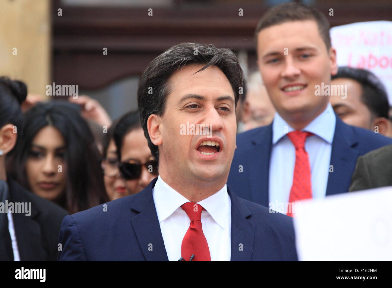 Ilford, Royaume-Uni. 23 mai, 2014. Leader du travail Ed Miliband Ilford visites à féliciter les conseillers locaux du travail après qu'ils ont gagné le contrôle de Redbridge Conseil pour la première fois dans leurs 50 ans d'histoire. Credit : Hot Shots/Alamy Live News Banque D'Images