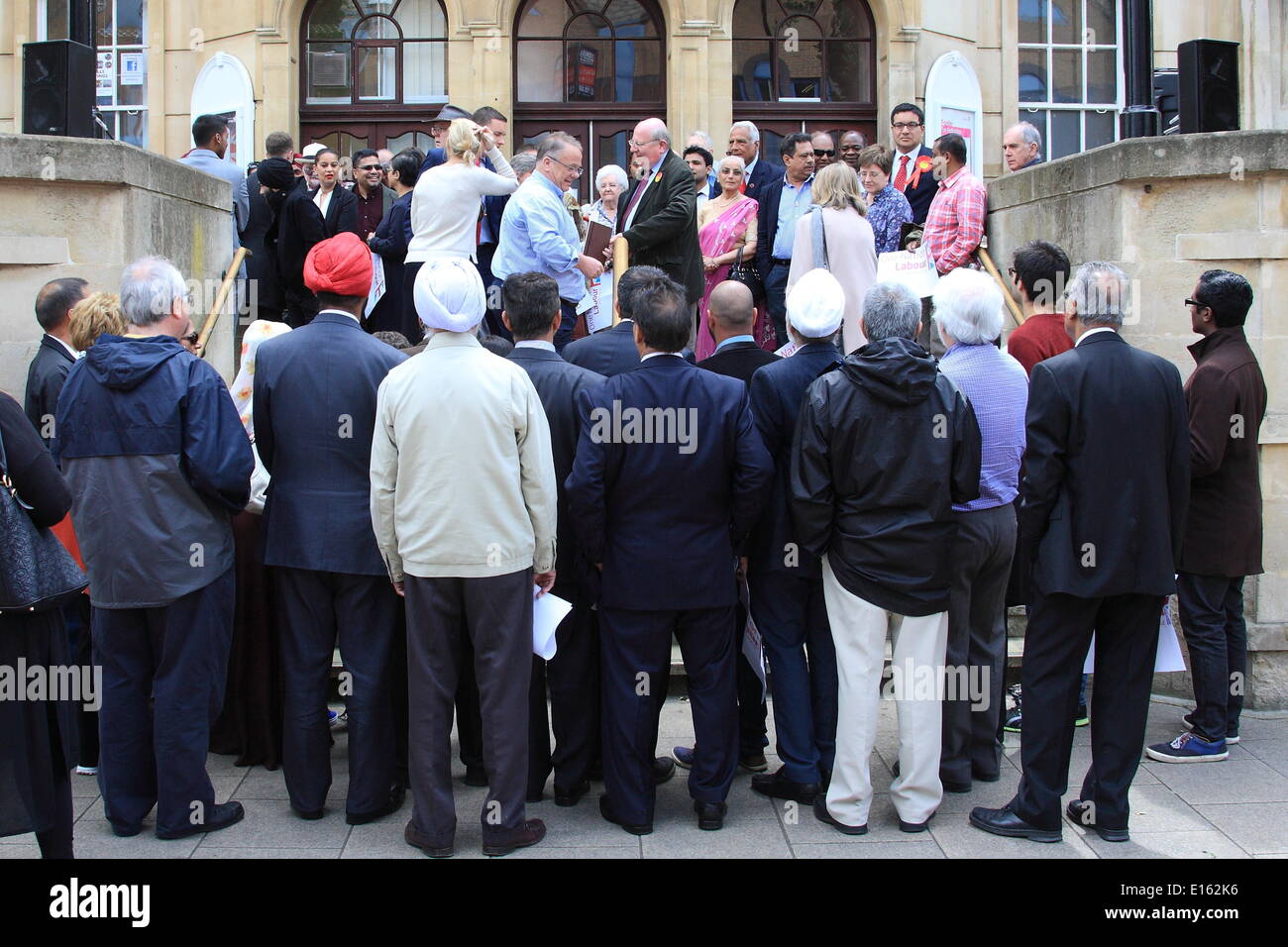 Ilford, Royaume-Uni. 23 mai, 2014. Leader du travail Ed Miliband Ilford visites à féliciter les conseillers locaux du travail après qu'ils ont gagné le contrôle de Redbridge Conseil pour la première fois dans leurs 50 ans d'histoire. Credit : Hot Shots/Alamy Live News Banque D'Images
