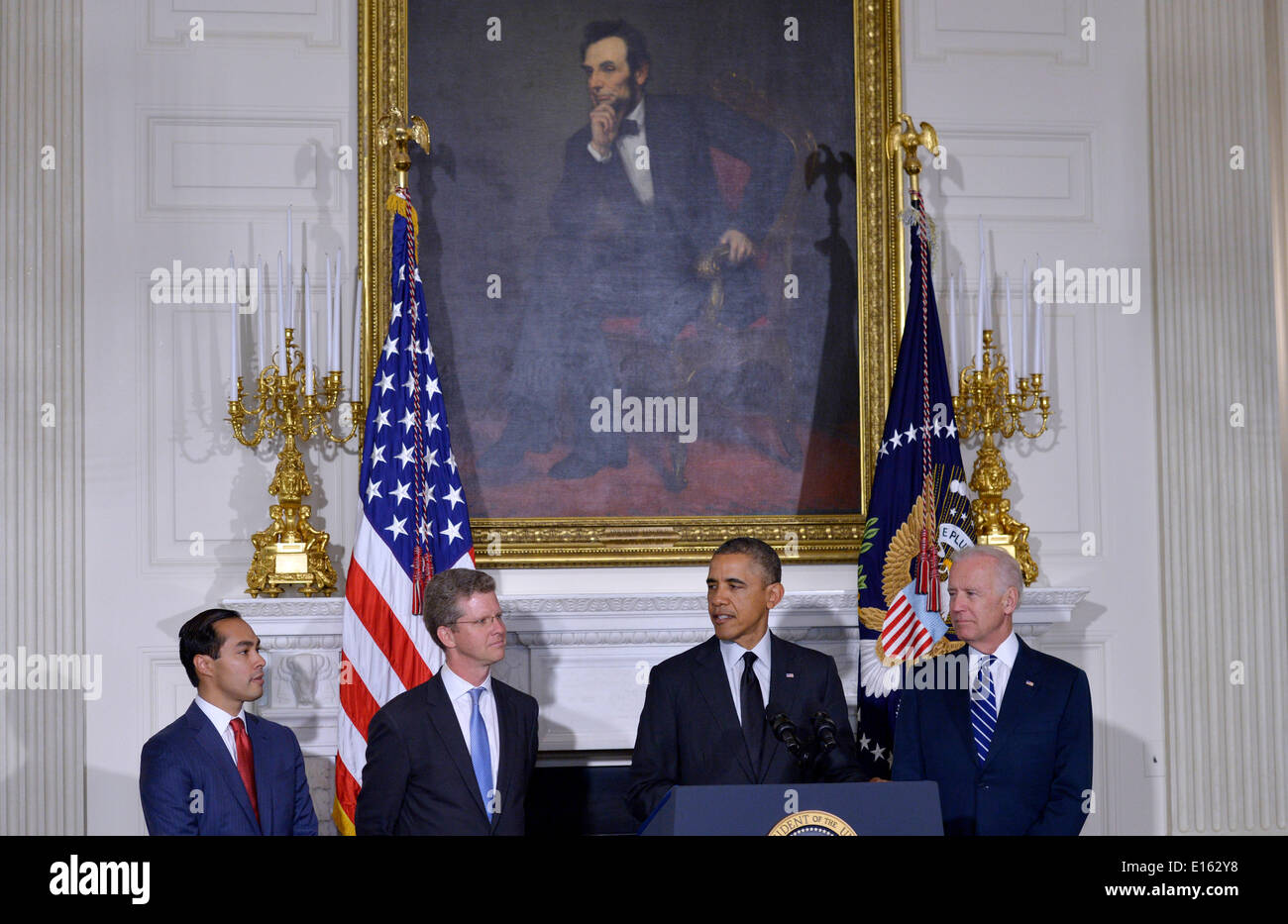 Washington, DC, USA. 23 mai, 2014. Le président américain Barack Obama (2e R) et le Vice-président Joe Biden (1e R) assister à la nomination de courant Ministère du logement et du développement urbain (HUD) Secrétaire Shaun Donovan(2L) à la tête de l'Office of Management and Budget, et San Antonio le maire Julian Castro pour diriger HUD, dans la Maison Blanche à Washington, DC, le 23 mai 2014. Credit : Yin Bogu/Xinhua/Alamy Live News Banque D'Images