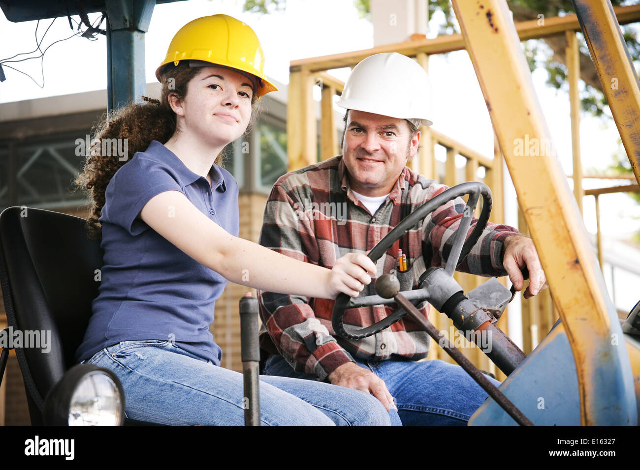 Moniteur (formation professionnelle l'enseignement d'un jeune apprenti de la construction pour la conduite d'équipement lourd. Banque D'Images