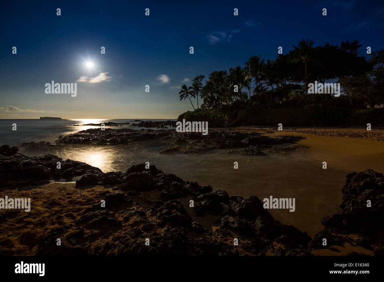 La lune éclatante sur plage secrète à Maui. Banque D'Images