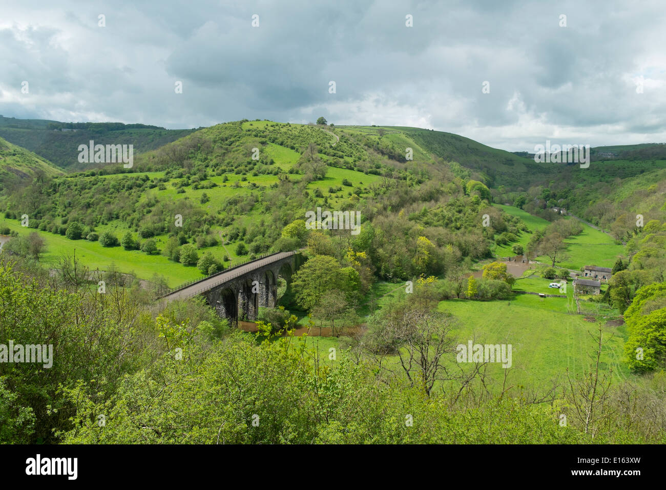 Vue sur la vallée et Monsal viaduc, parc national de Peak District, Derbyshire, Angleterre. Banque D'Images
