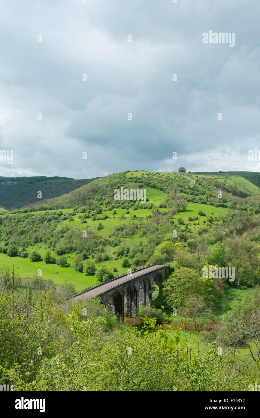Vue sur la vallée et Monsal viaduc, parc national de Peak District, Derbyshire, Angleterre. Banque D'Images