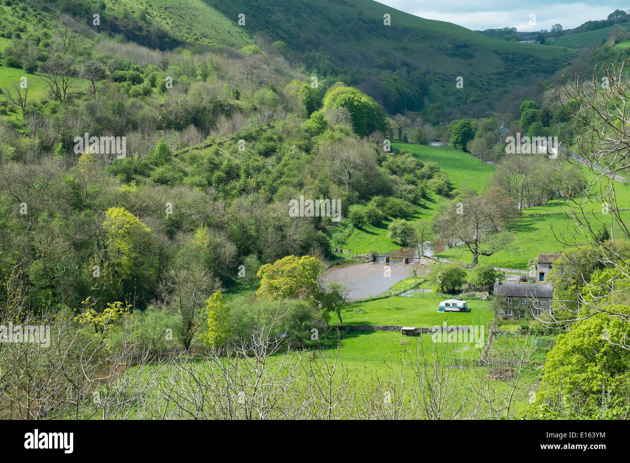 Vue sur la rivière Wye dans la vallée Monsal, Mai,Parc national de Peak District, Derbyshire, Angleterre. Banque D'Images
