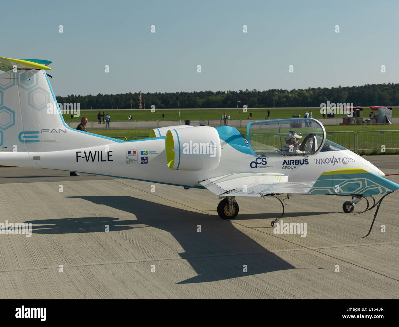 E-Fan - le premier avion électrique de groupe Airbus 'Innovations'. La technologie à deux places et porte-avion d'entraînement. Banque D'Images