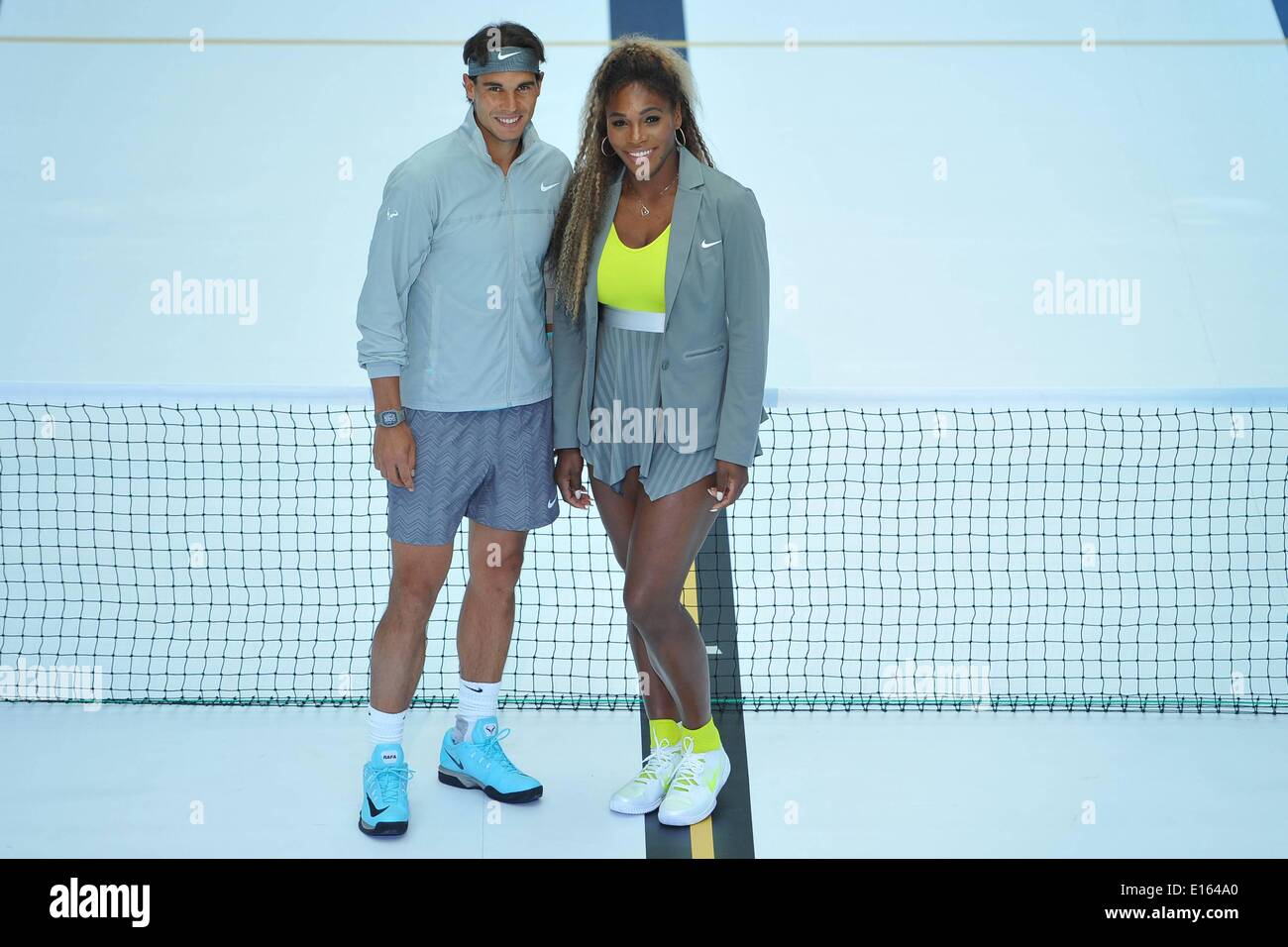 Paris, France. 23 mai, 2014. Piscine Molitor, Paris, France. 23 mai, 2014. La joueuse de tennis Serena Williams nous (L) et de l'Espagne de Rafael Nadal joueur de tennis sont présentées après l'échange de balles sur un court de tennis dans une piscine à la piscine de luxe complexe Molitor à Paris dans le cadre d'une promotion Tennis Nike : Action Crédit Plus Sport/Alamy Live News Banque D'Images