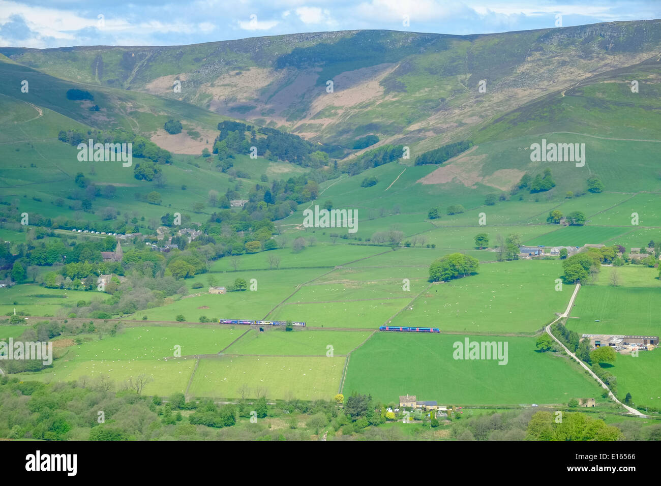 Des trains sur la voie principale de la vallée de Edale, parc national de Peak District, Derbyshire, Angleterre Banque D'Images