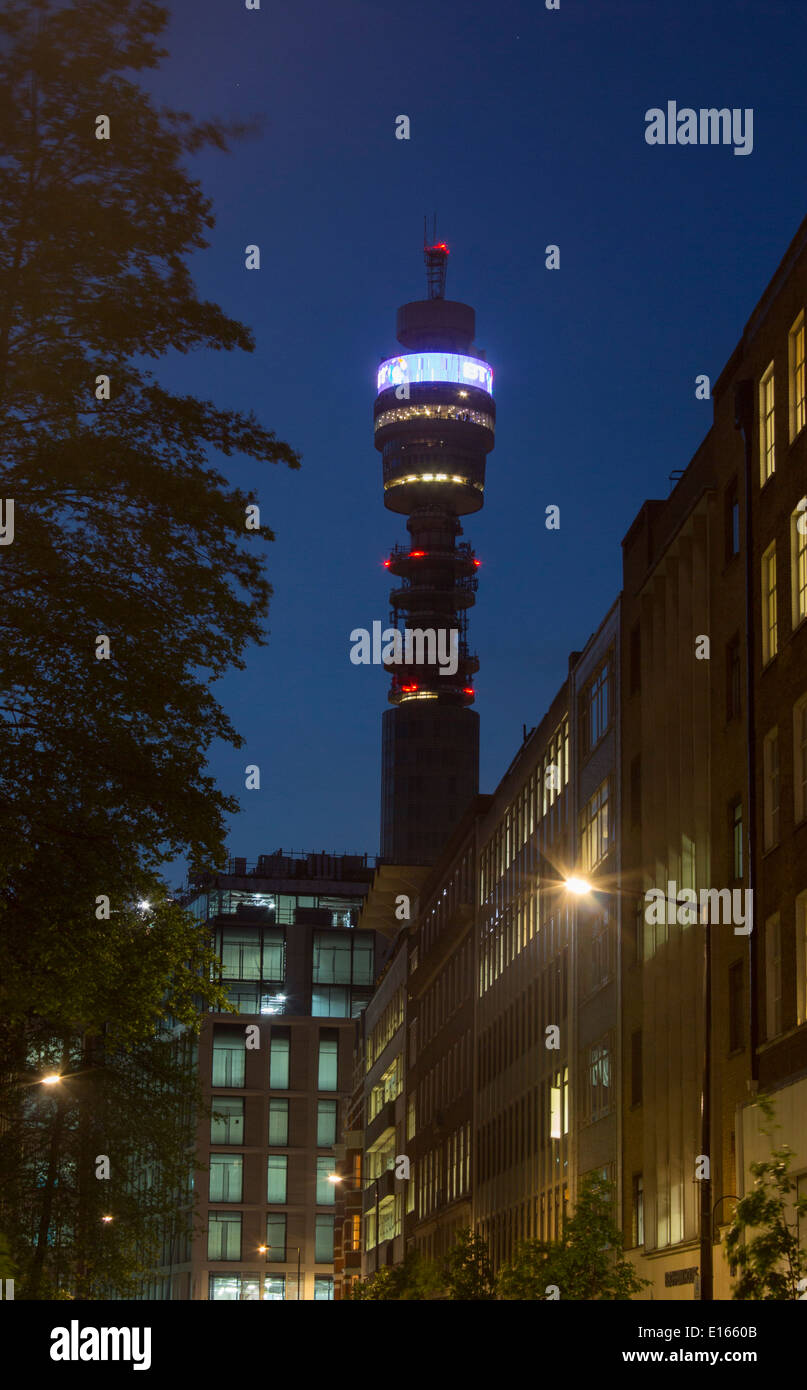 BT Tower vu de Berners Street la nuit Fitzrovia London England UK Banque D'Images
