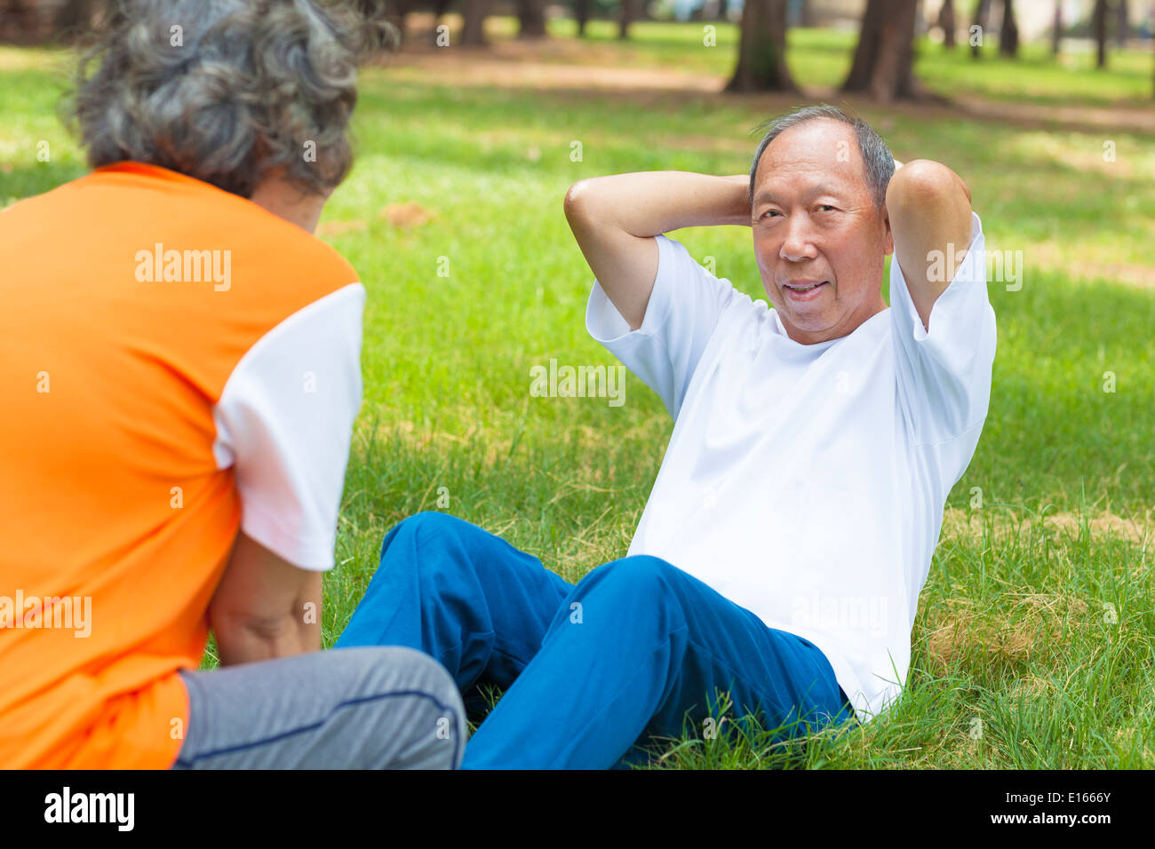 Grand-père supérieur faisant reposer-se lève dans le parc Banque D'Images