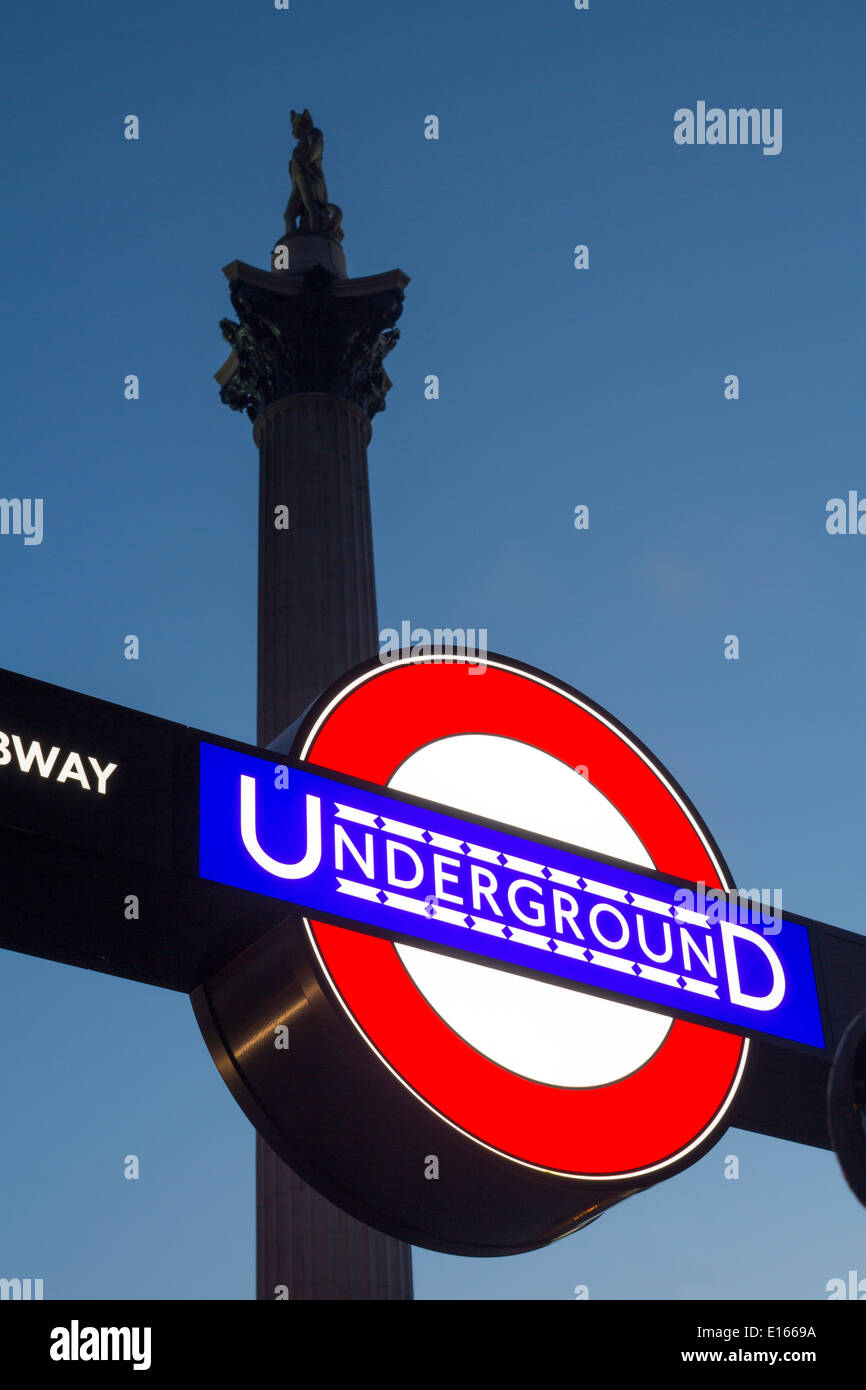 Trafalgar Square Tube métro station de métro cocarde signe avec la Colonne Nelson au-dessus de London England UK Banque D'Images