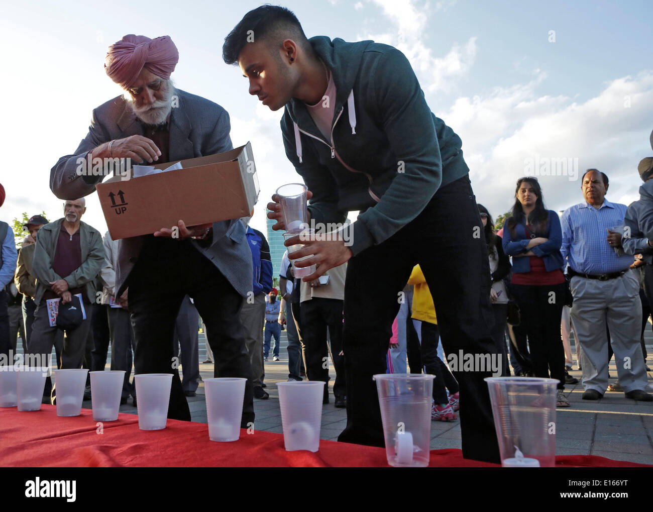 (140524) -- Vancouver (Canada), le 23 mai 2014 (Xinhua) -- Les participants à les distribuer à la vigile pour commémorer le 100e anniversaire de la "tragédie" du Komagata Maru à Surrey, Canada, le 23 mai 2014. Des centaines de résidants indiens participent à une veillée aux chandelles le vendredi pour commémorer le 100e anniversaire de la "tragédie" du Komagata Maru pour évoquer l'attention sur la question du racisme au Canada. Le 23 mai 1914, le Komagata Maru, un navire à vapeur japonais, est arrivé à Vancouver's Coal Harbour transportant 376 passagers en provenance de l'Inde. Après avoir passé deux mois à l'ancre, le gouvernement a refusé d'allo Banque D'Images