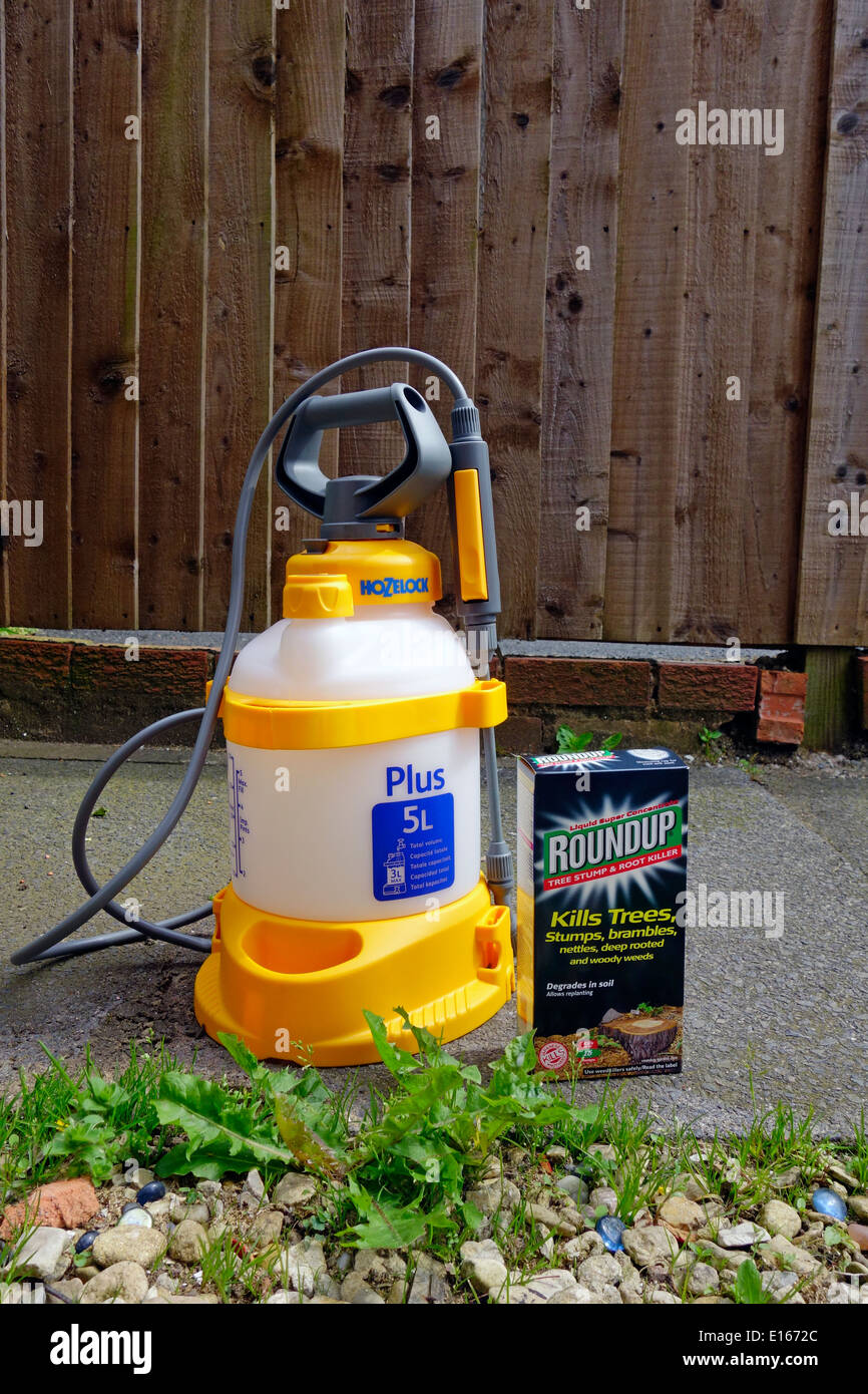 Jardin Hozelock pulvérisateur à pression et de l'Herbicide Roundup, UK Banque D'Images