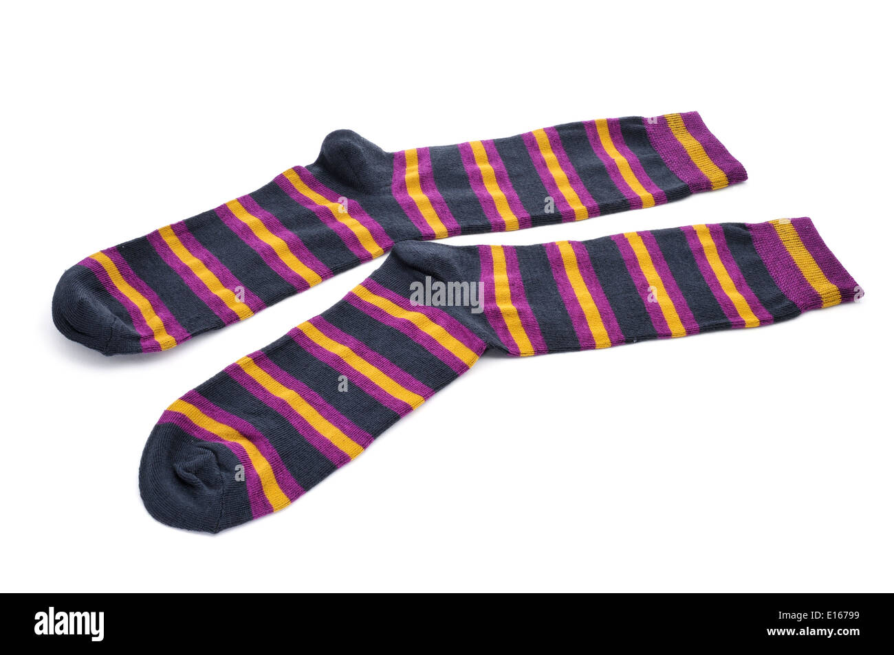 Une paire de chaussettes rayées sur fond blanc Banque D'Images