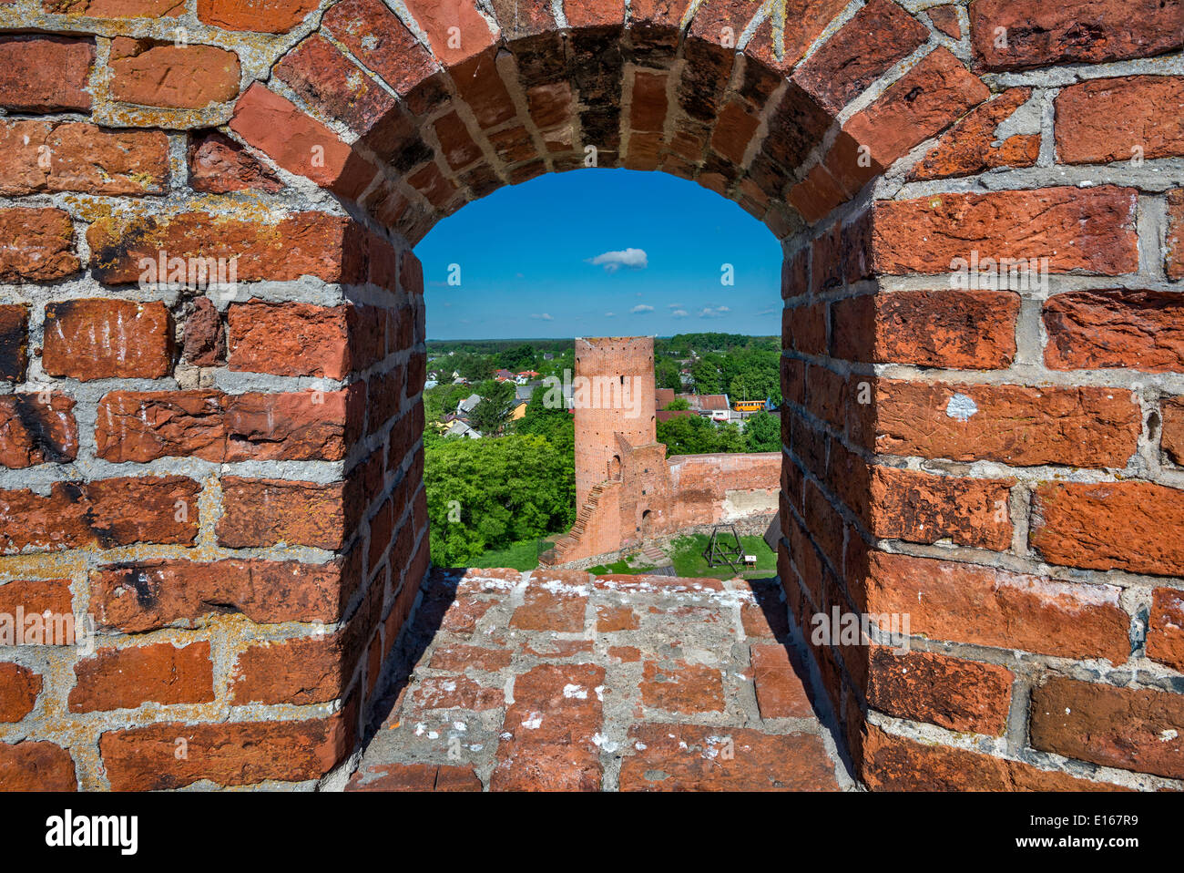 Tour ouest vu par meurtrière à tour sud de Princes de Mazovie château médiéval près du village de Czersk, Mazovie, Pologne Banque D'Images Tour ouest vu par meurtrière à tour sud de Princes de Mazovie château médiéval près du village de Czersk, Mazovie, Pologne Banque D'Images