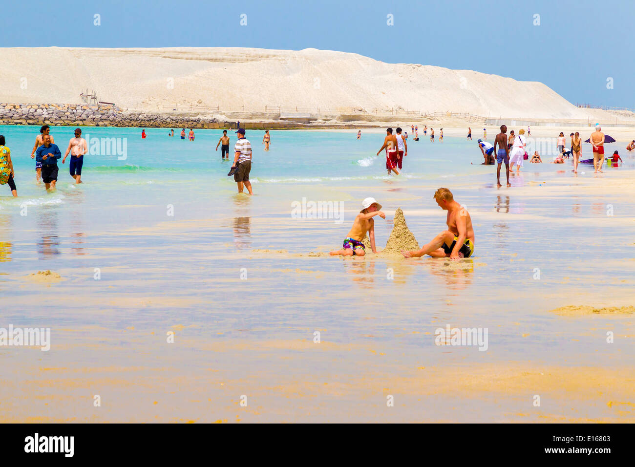 Les personnes bénéficiant de la plage publique, Dubaï, Émirats Arabes Unis Banque D'Images