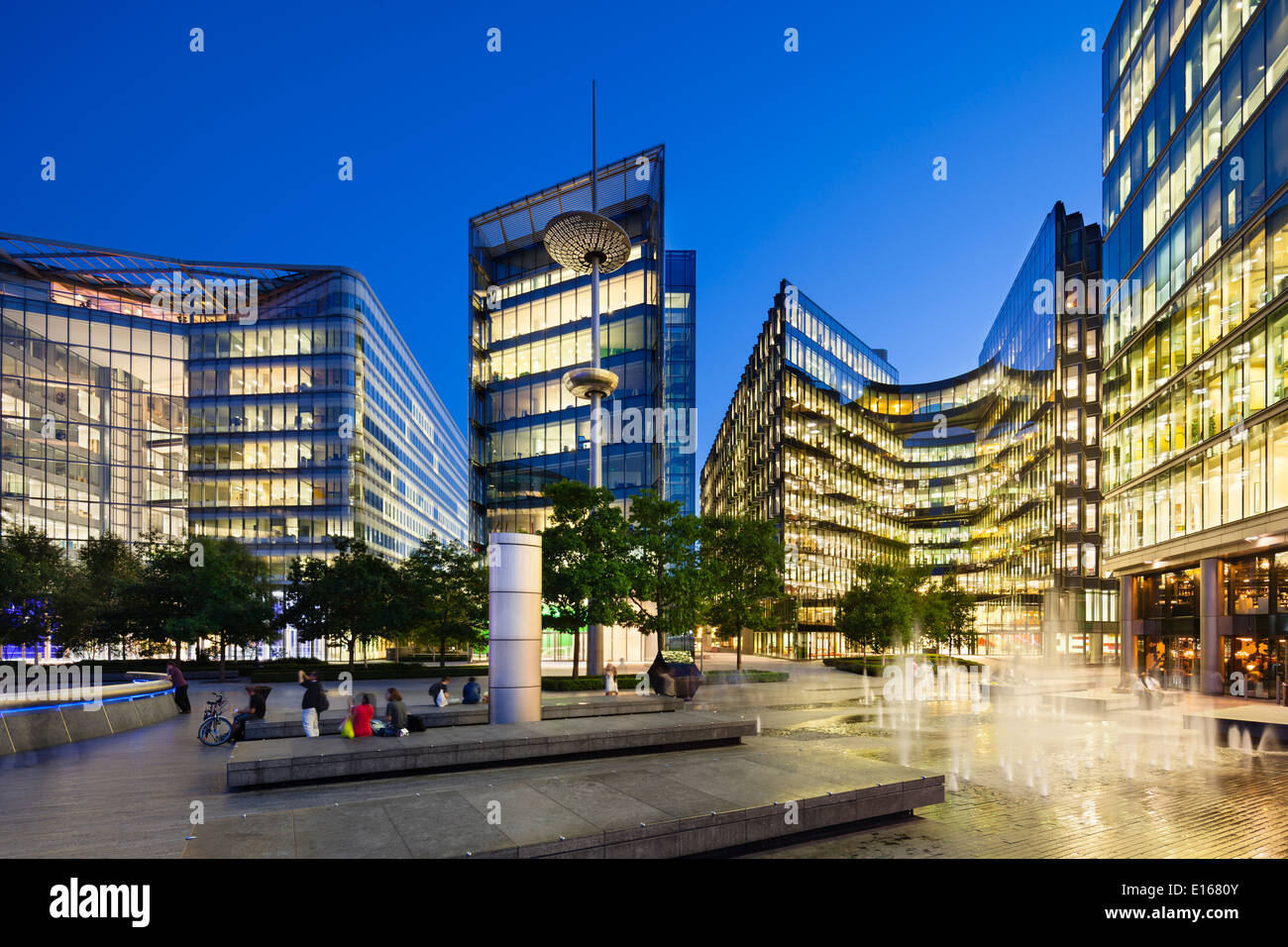 Vue de nuit de plusieurs bâtiments en verre moderne près de City Hall de Londres avec le bleu ciel de nuit et quelques fontaines Banque D'Images