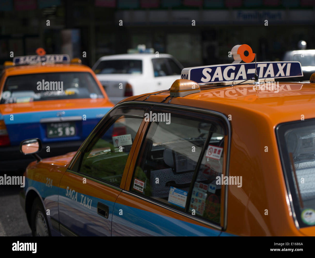 Des taxis à l'extérieur de la gare de Saga, Préfecture de Saga, Kyushu, Japon Banque D'Images
