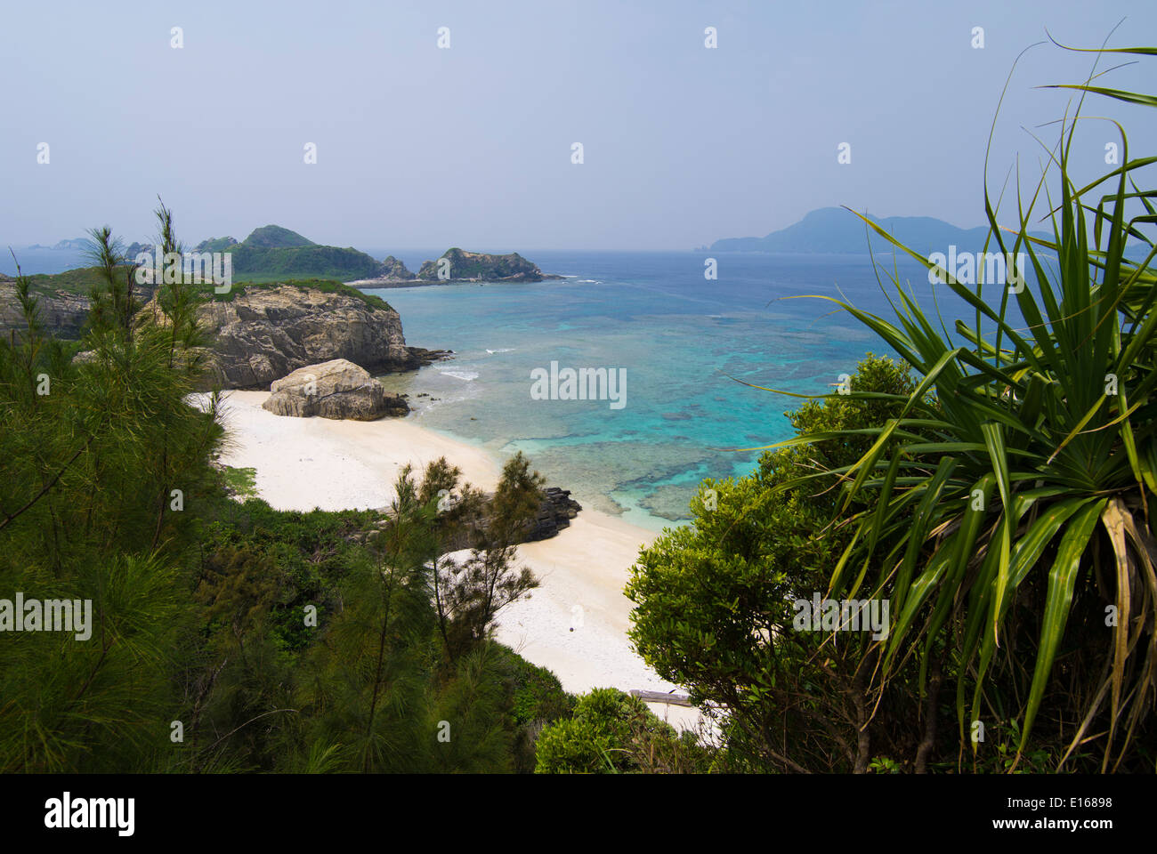 Plage tropicale déserte, cachés, Aka Island, Parc National de Shoto Kerama, Okinawa, Japon Banque D'Images